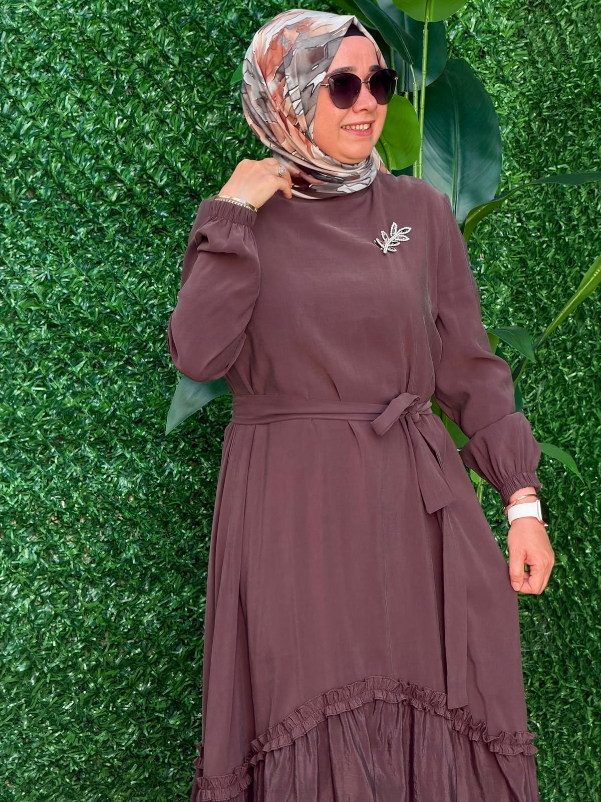 Kahve Broş Detaylı Elbise