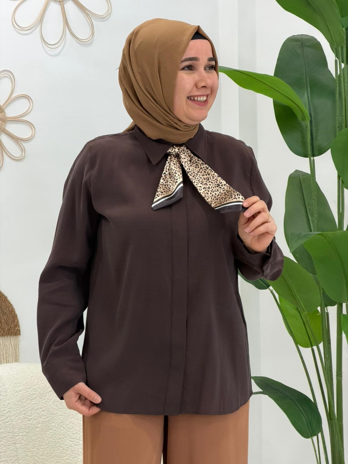 Kahve Leopar Fular Detaylı Gömlek