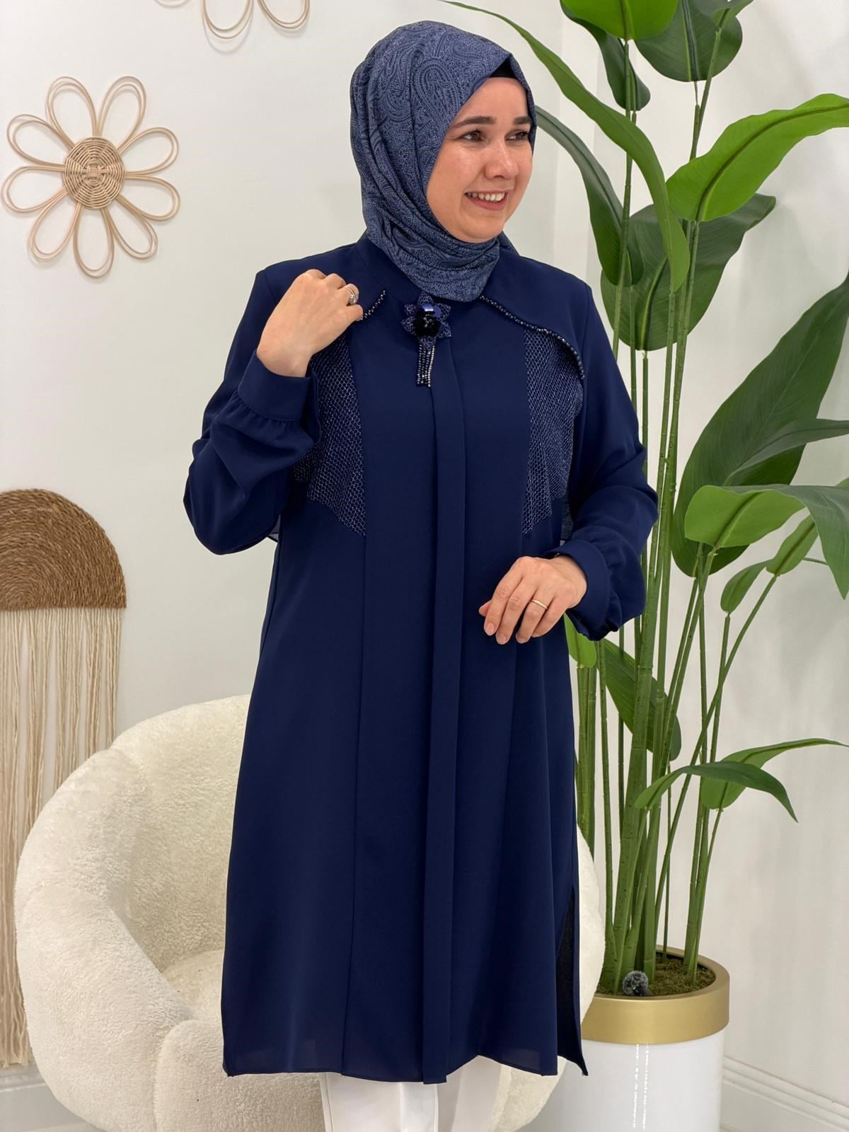 Mavi Çiçek Broş Detaylı Tunik
