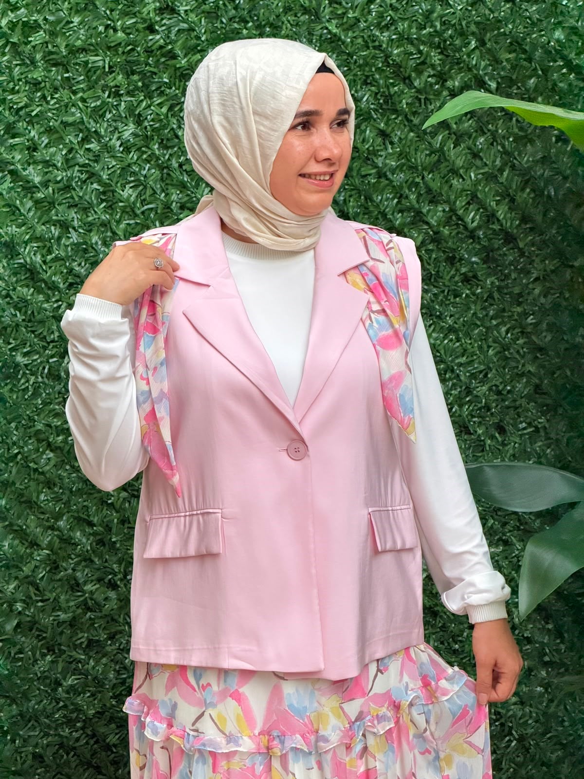Pembe Yelekli Katlı Şifon Etek Takım