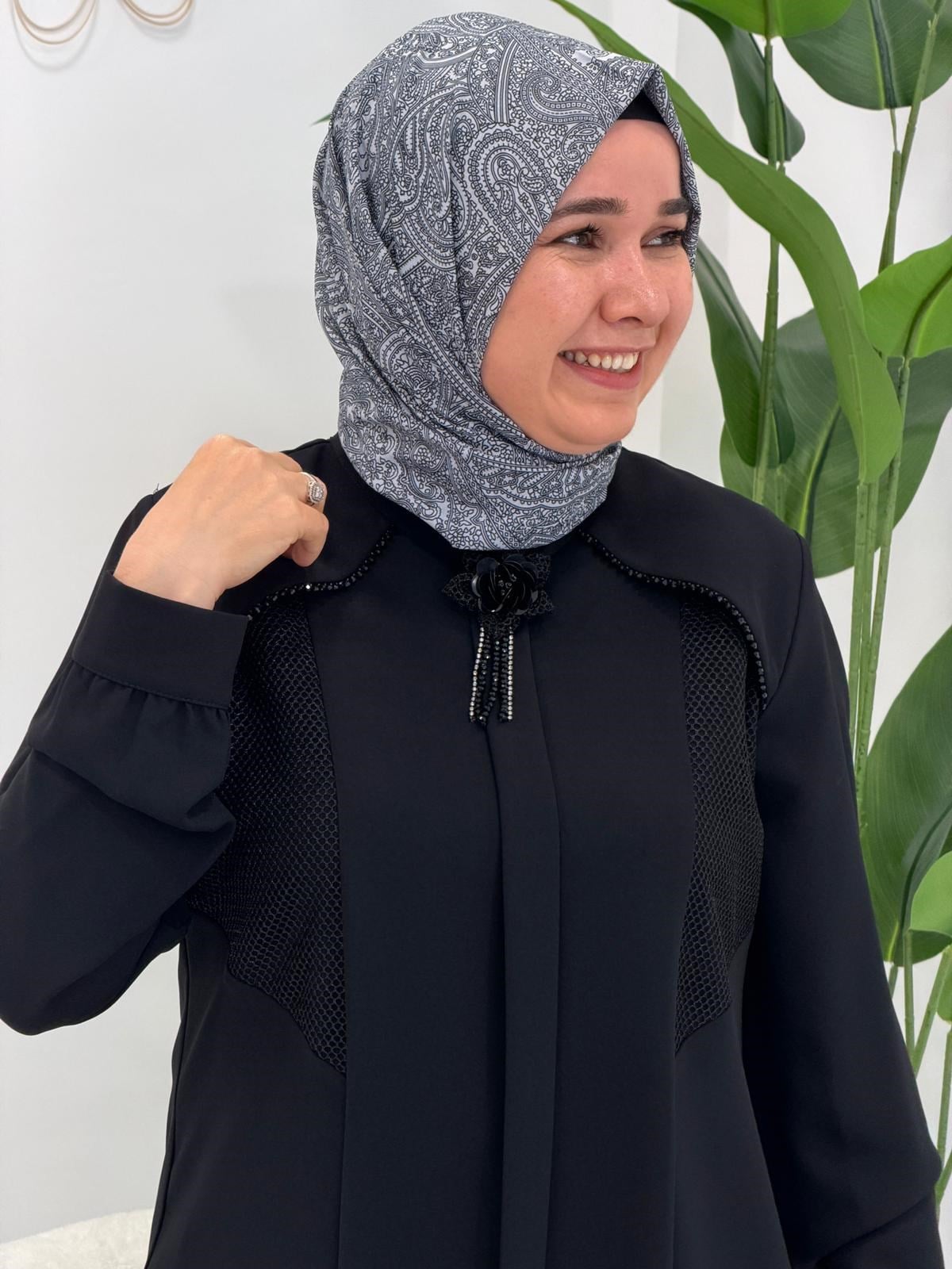 Siyah Çiçek Broş Detaylı Tunik