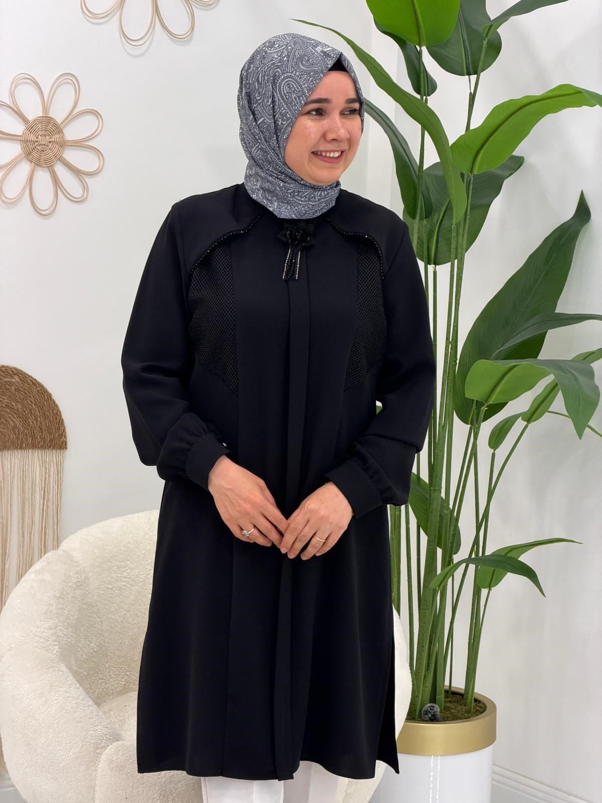Siyah Çiçek Broş Detaylı Tunik