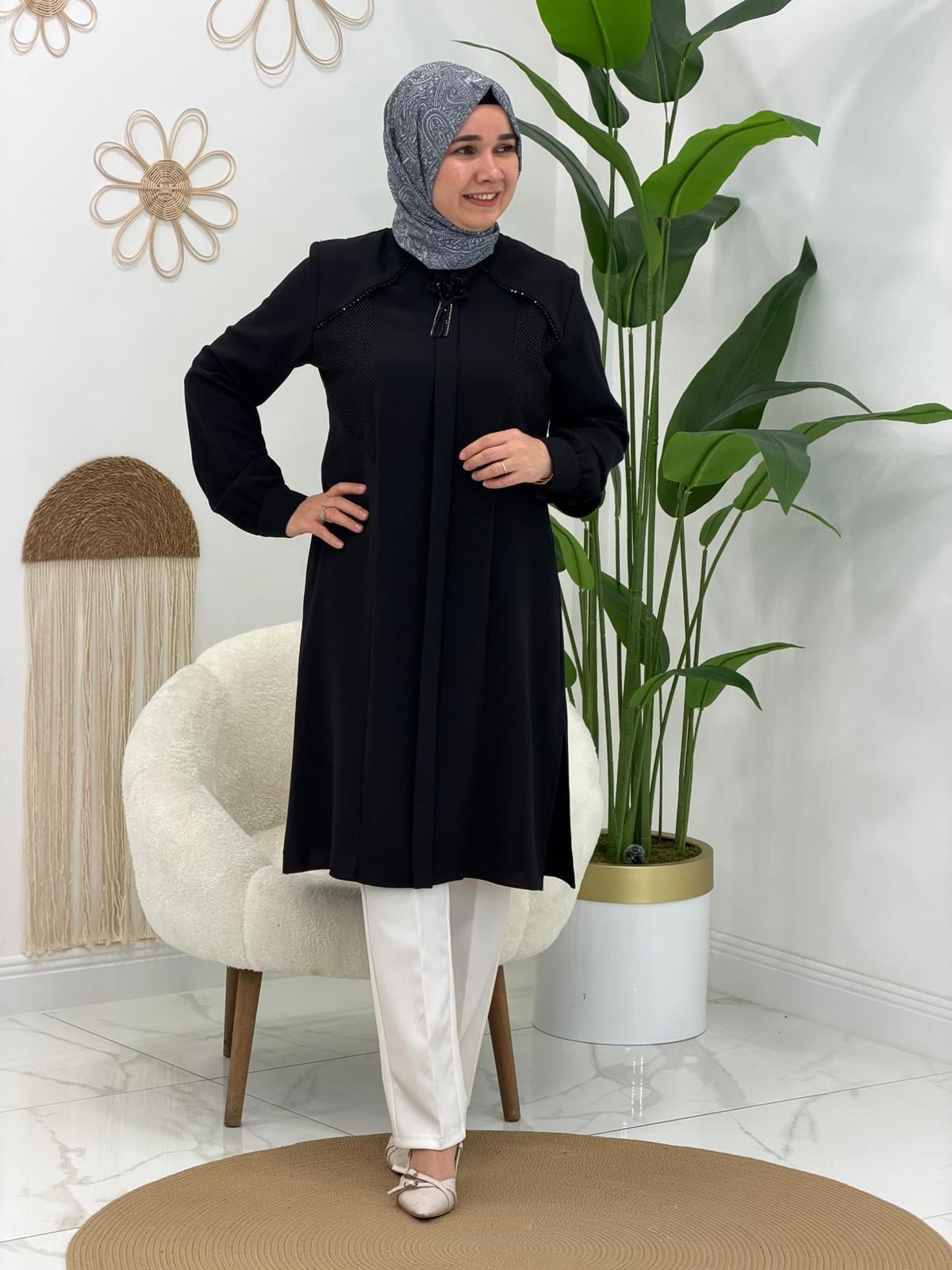 Siyah Çiçek Broş Detaylı Tunik