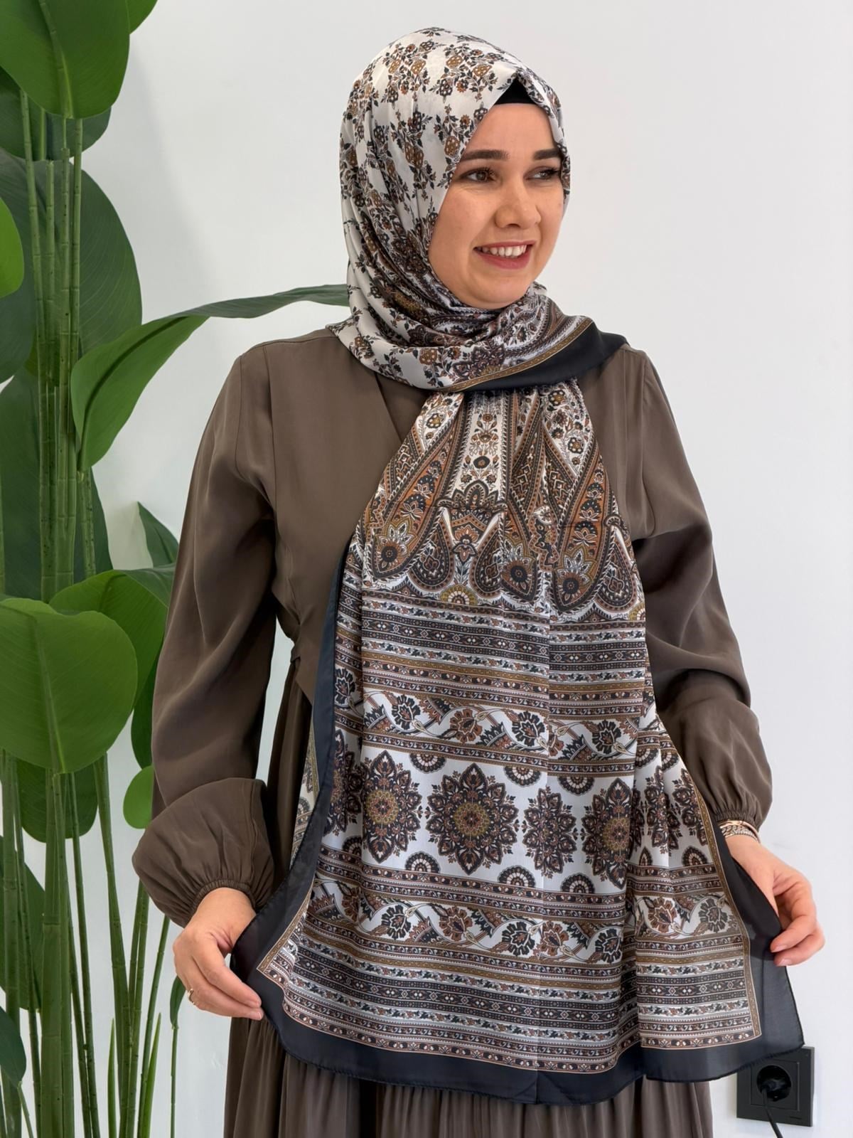 Siyah Desenli İpek  Şal