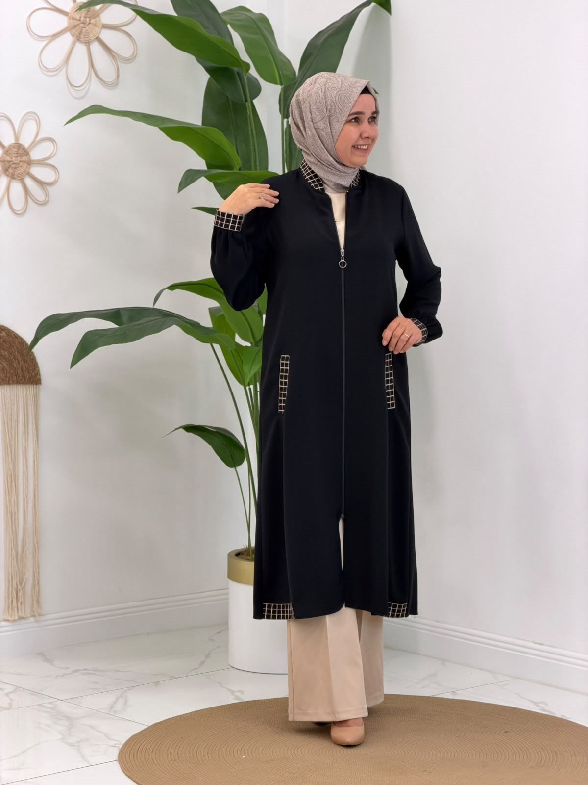 Siyah Ekose Detaylı Fermuarlı Kap 