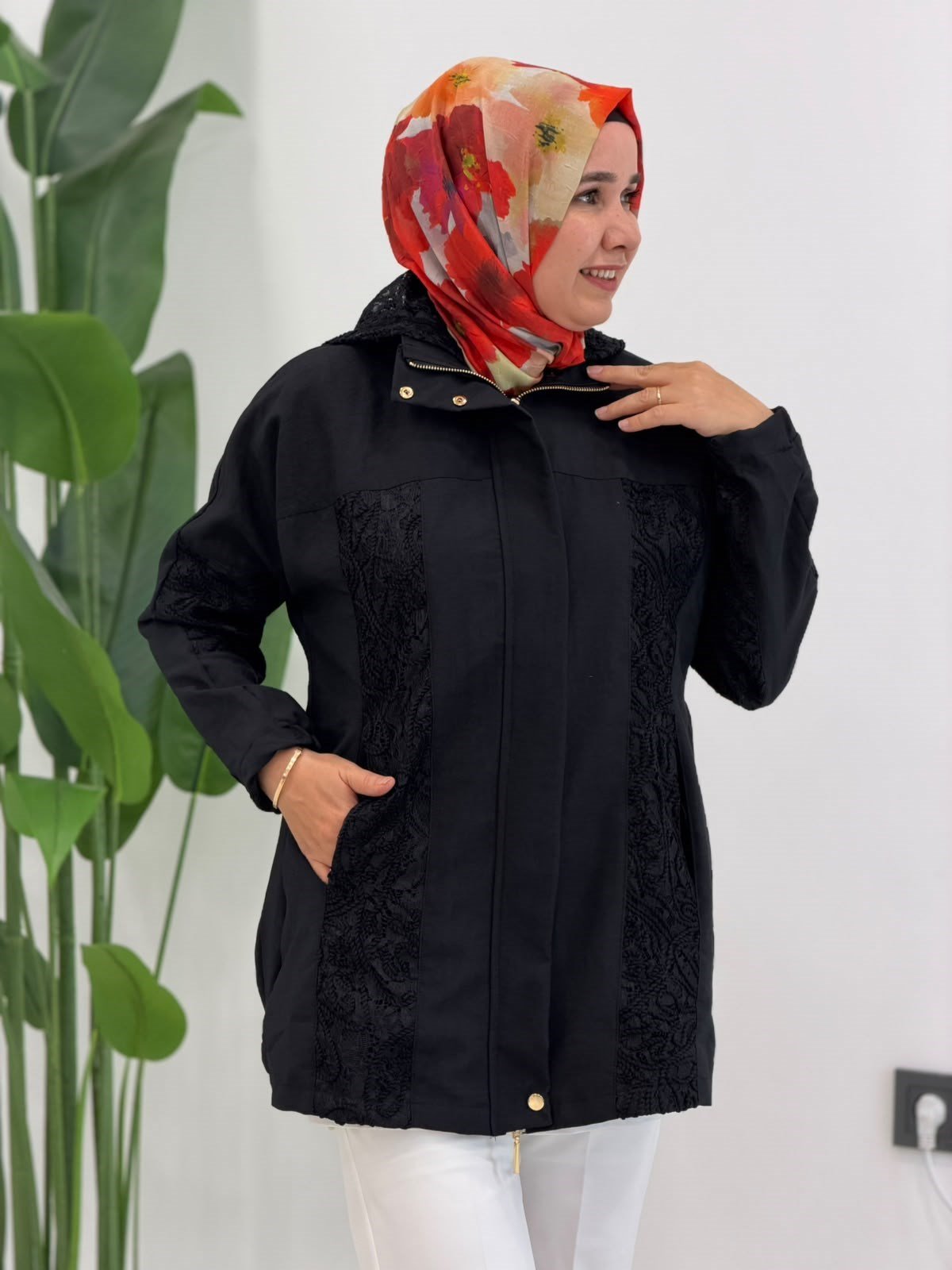 Siyah Güpür Detaylı Kap