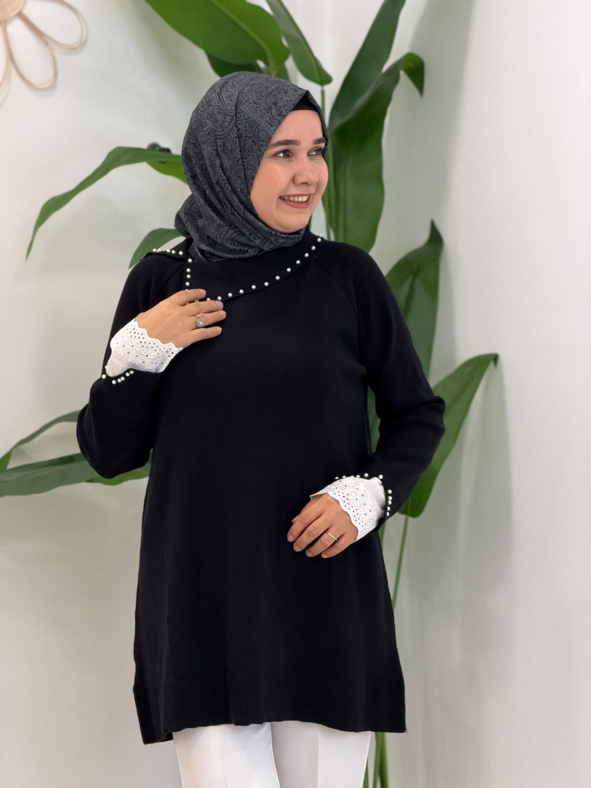 Siyah İnci ve Dantel Detaylı Triko Tunik