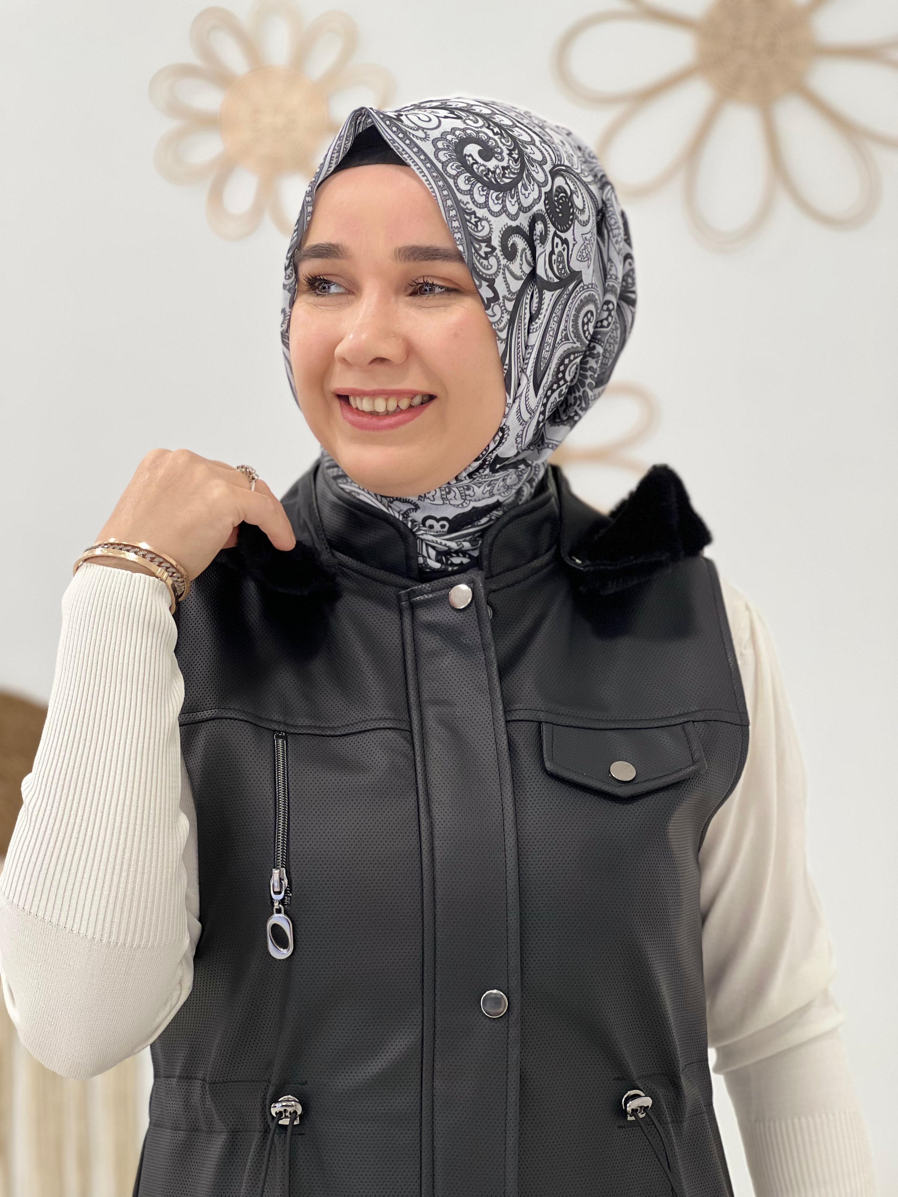 Siyah Kapşonlu Deri Yelek