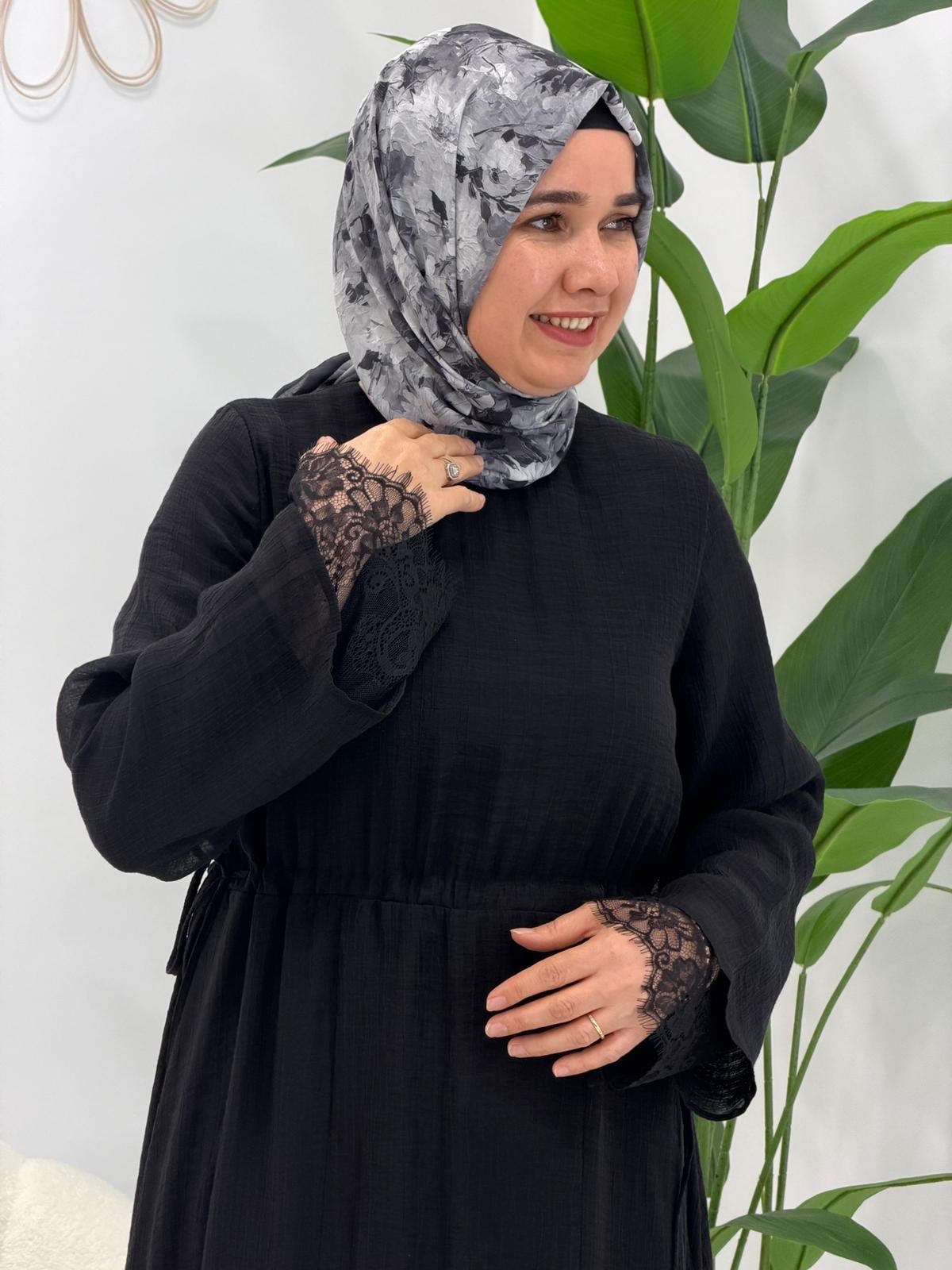 Siyah Kol Detaylı Elbise
