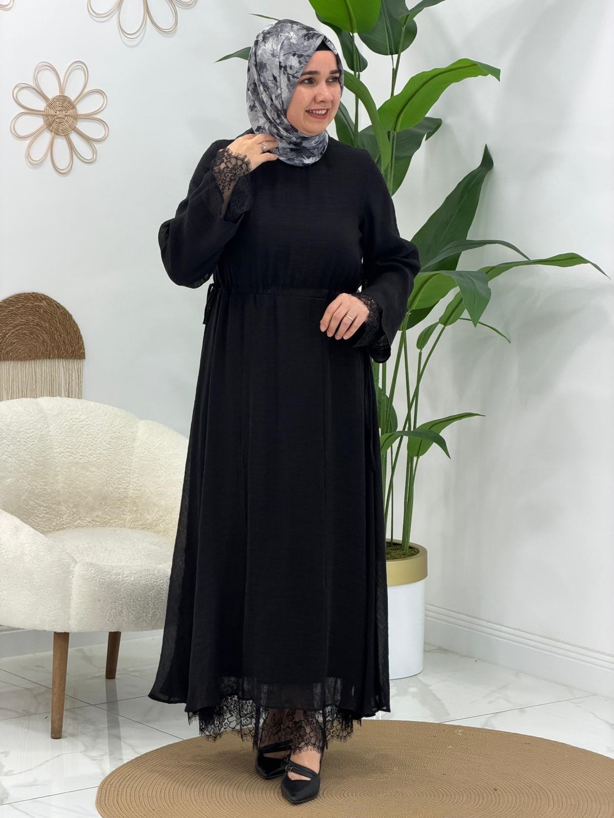 Siyah Kol Detaylı Elbise