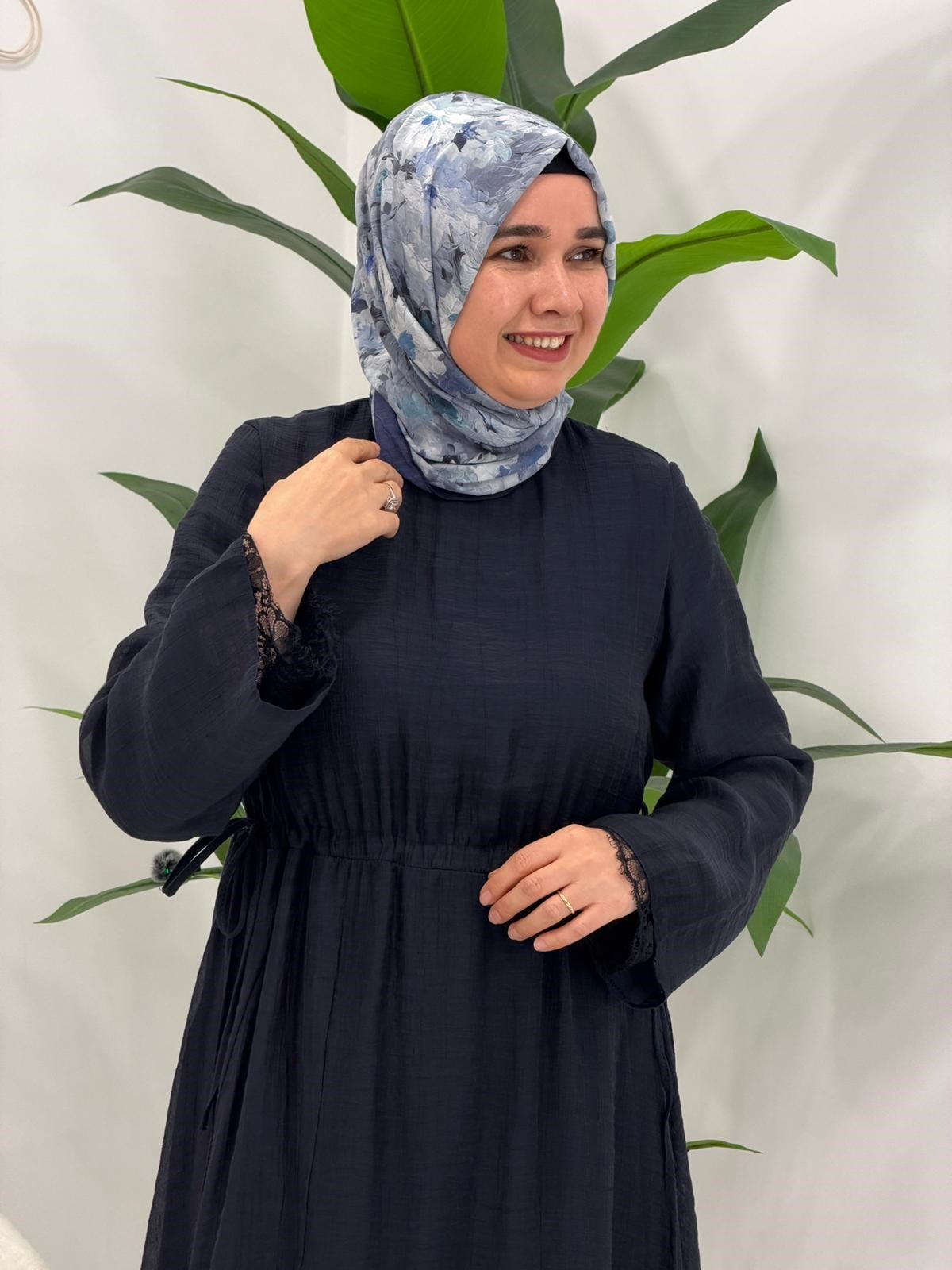 Siyah Kol Detaylı Elbise