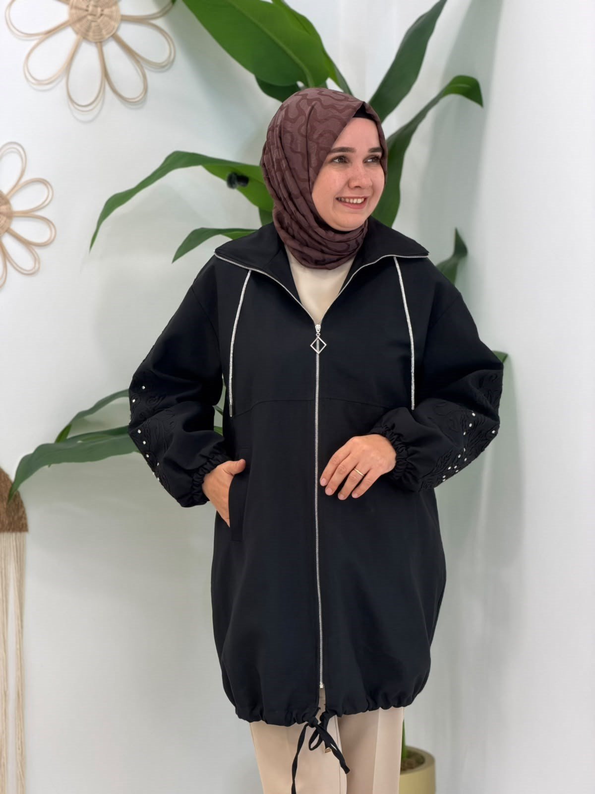 Siyah Kolu Nakışlı Fermuarlı Yağmurluk