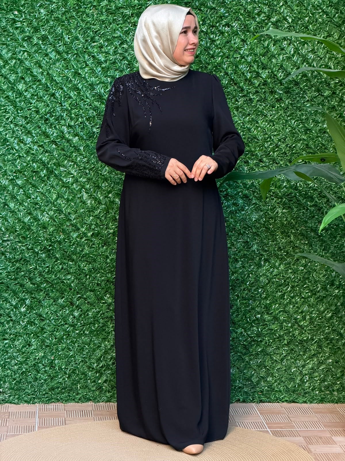 Siyah Taş Detaylı Elbise
