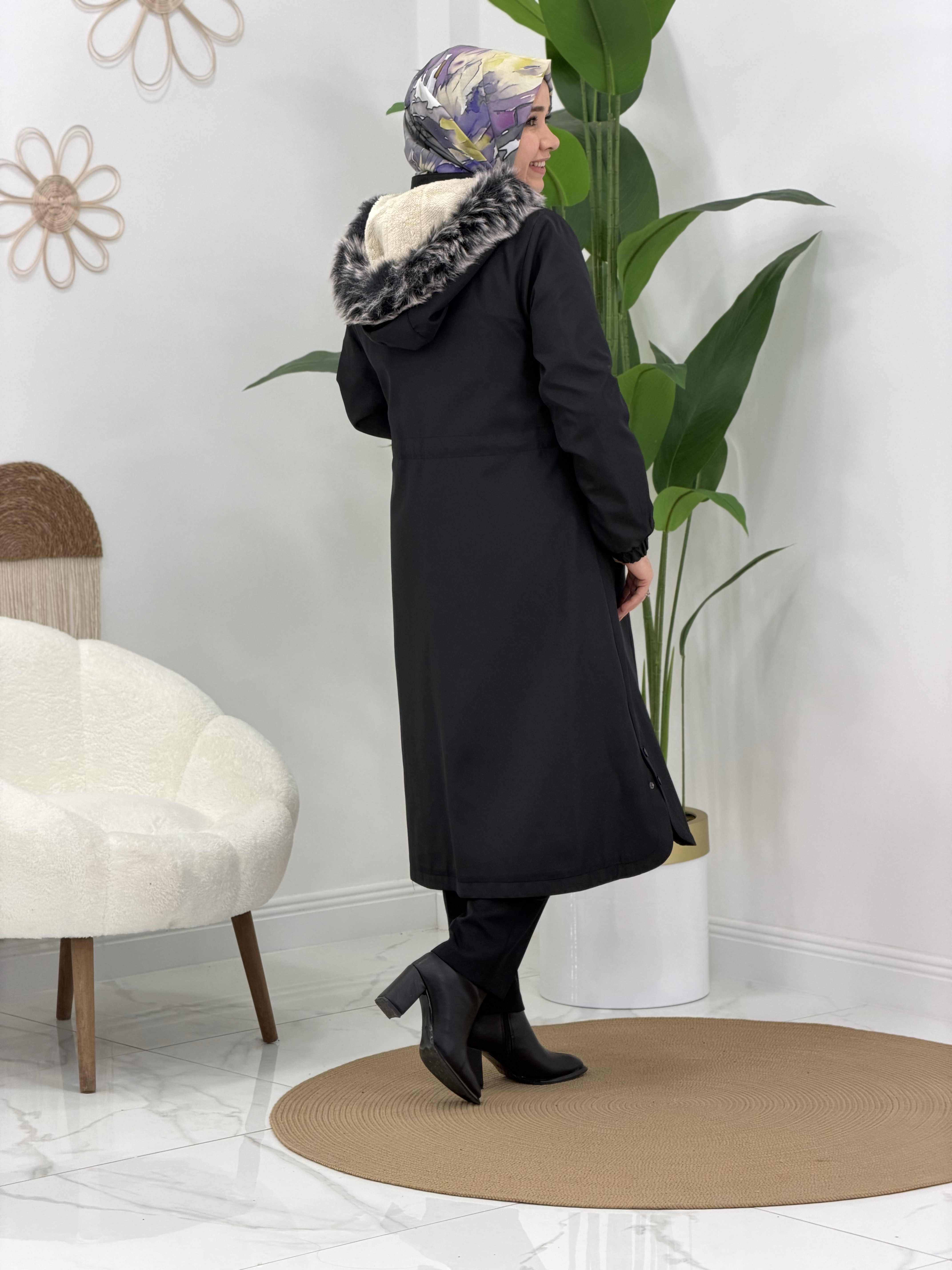 Siyah Yarım Peluş Parka 