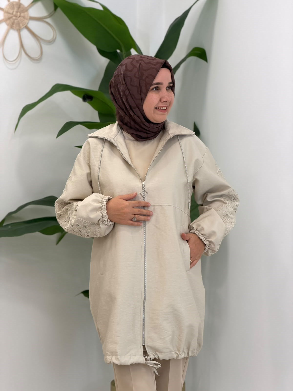 Taş Kolu Nakışlı Fermuarlı Yağmurluk