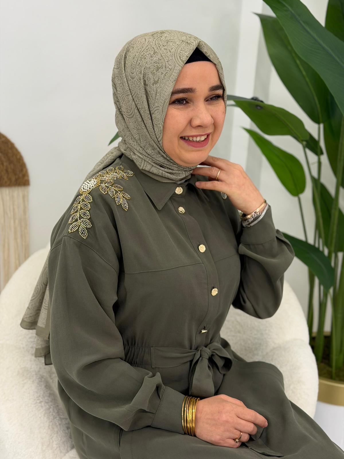 Yeşil Omuzu Taşlı Elbise