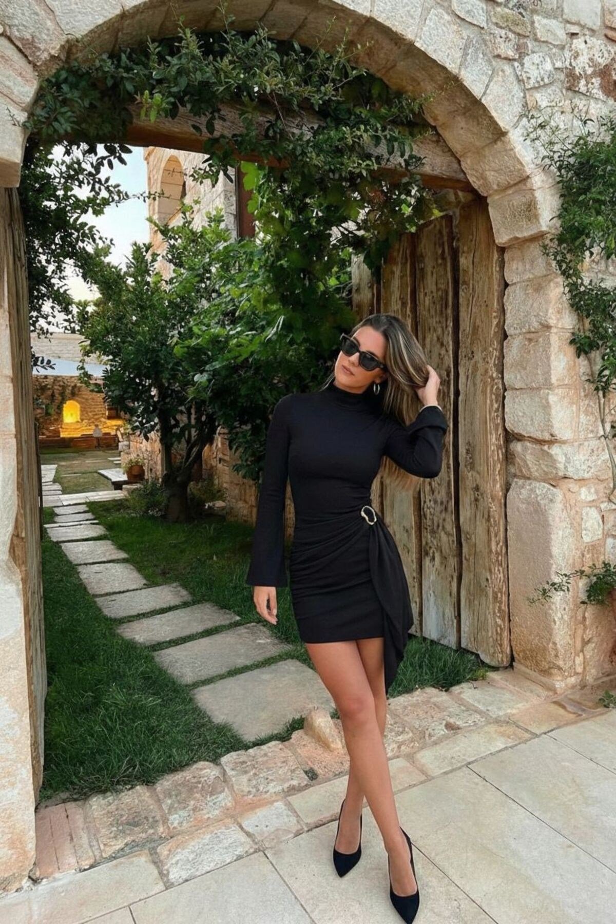Kadın Dik Yaka Yandan Drape ve Toka Detaylı Mini Elbise