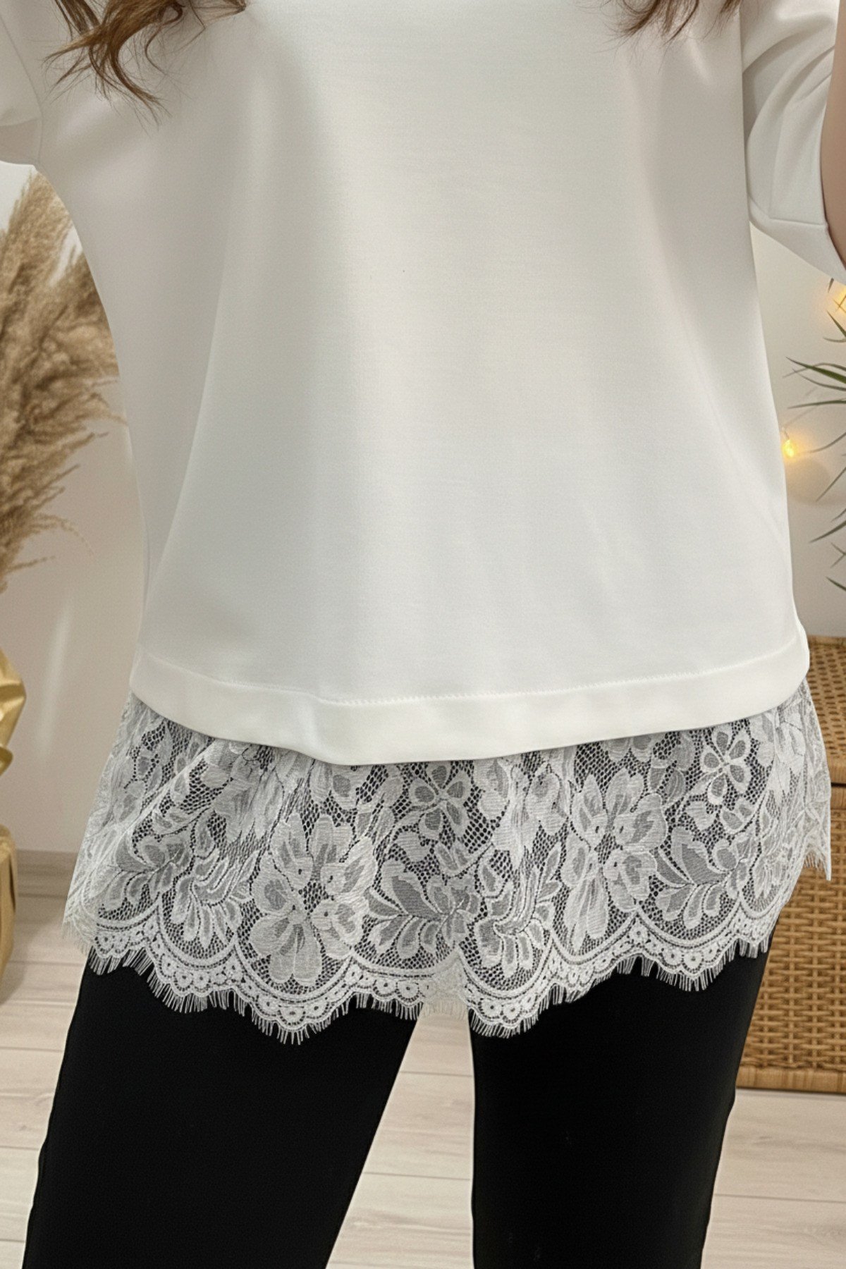 Kadın Etek Ucu Dantel Detaylı Pamuklu T-shirt