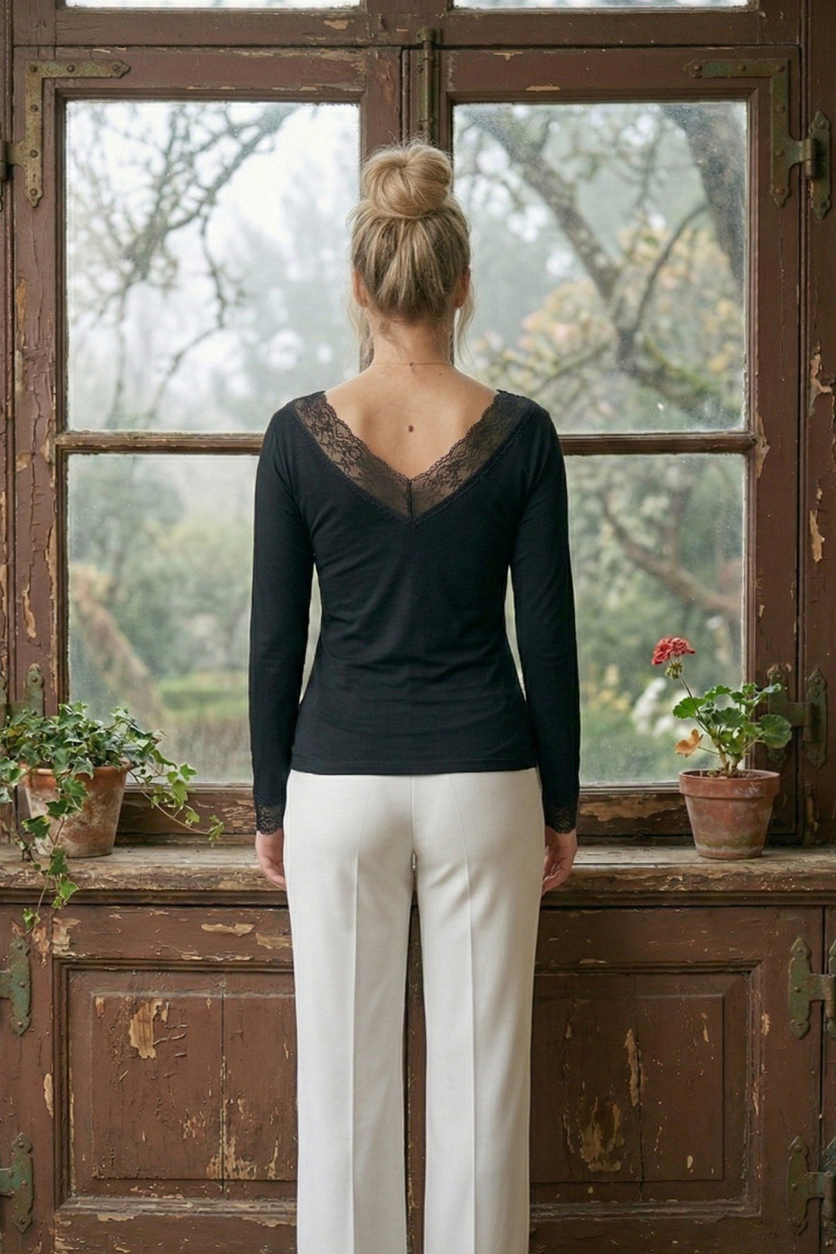 Kadın V Yaka Dantel Detaylı Sırt Ve Göğüs Dekolteli Body