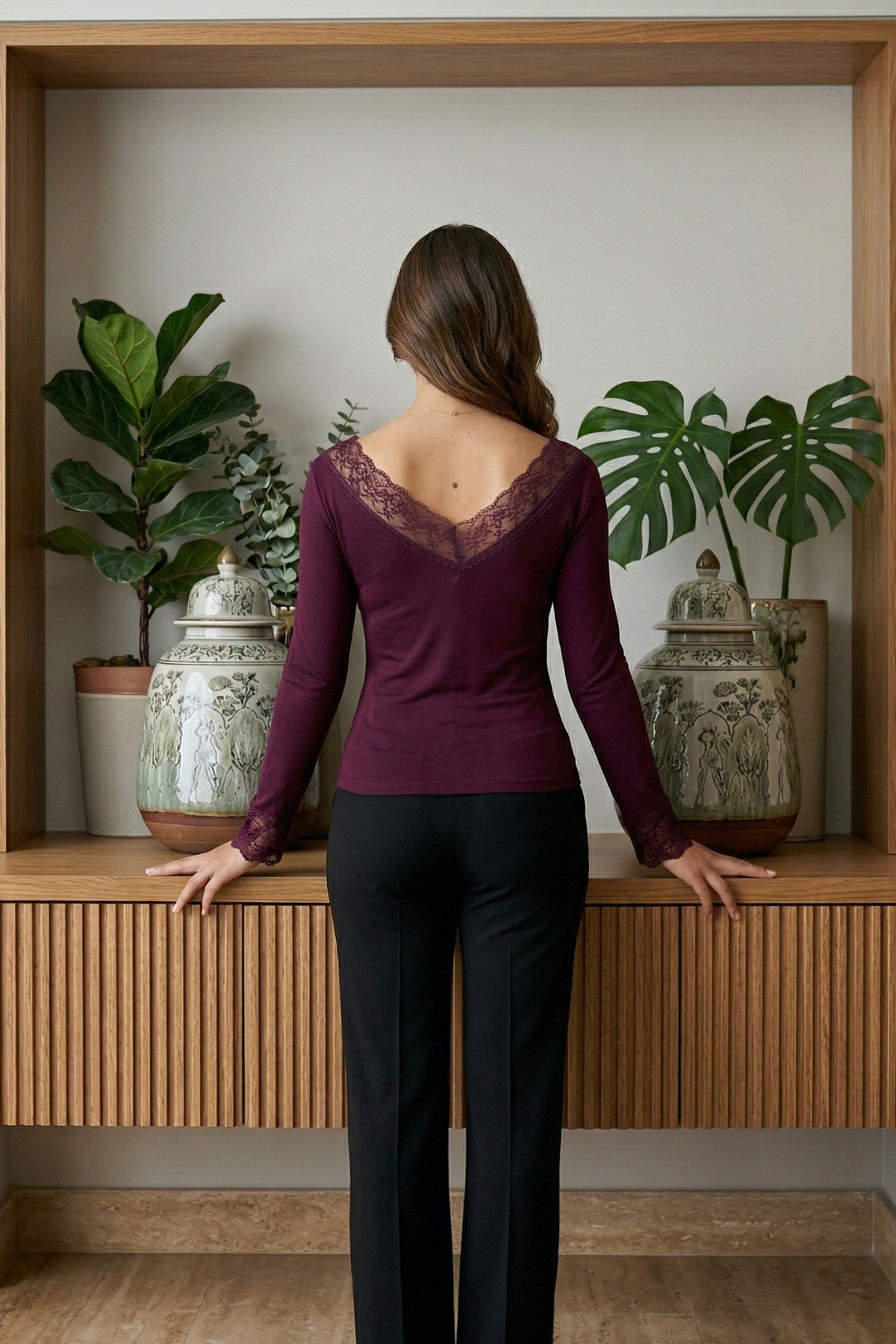 Kadın V Yaka Dantel Detaylı Sırt Ve Göğüs Dekolteli Body