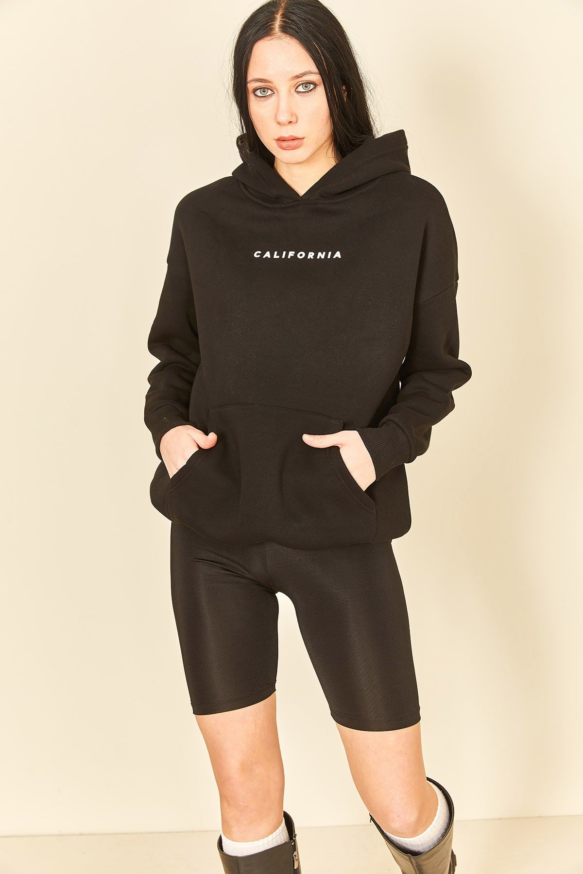Siyah Baskılı Kapüşonlu Kanguru Cep Kadın Sweatshirt