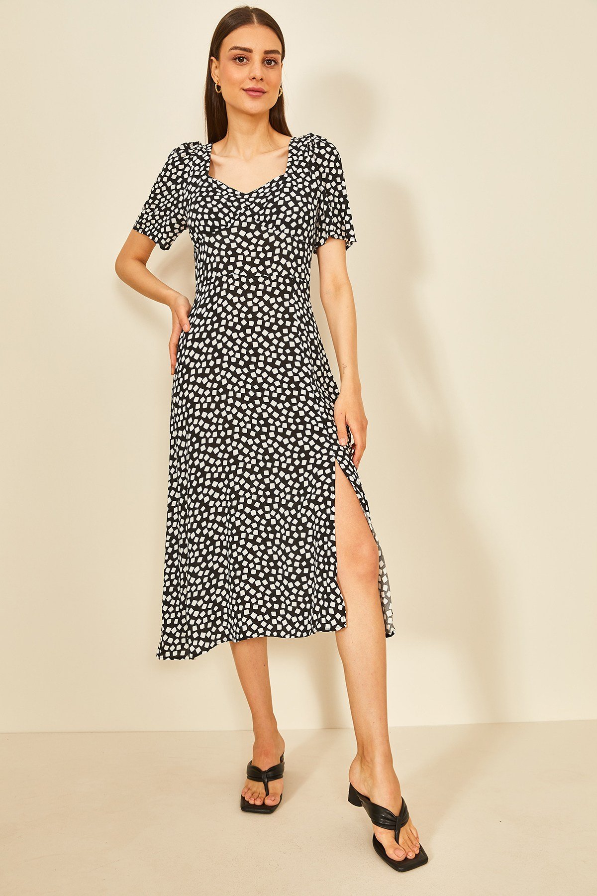 Siyah beyaz Viskon Yırtmaçlı Midi Elbise