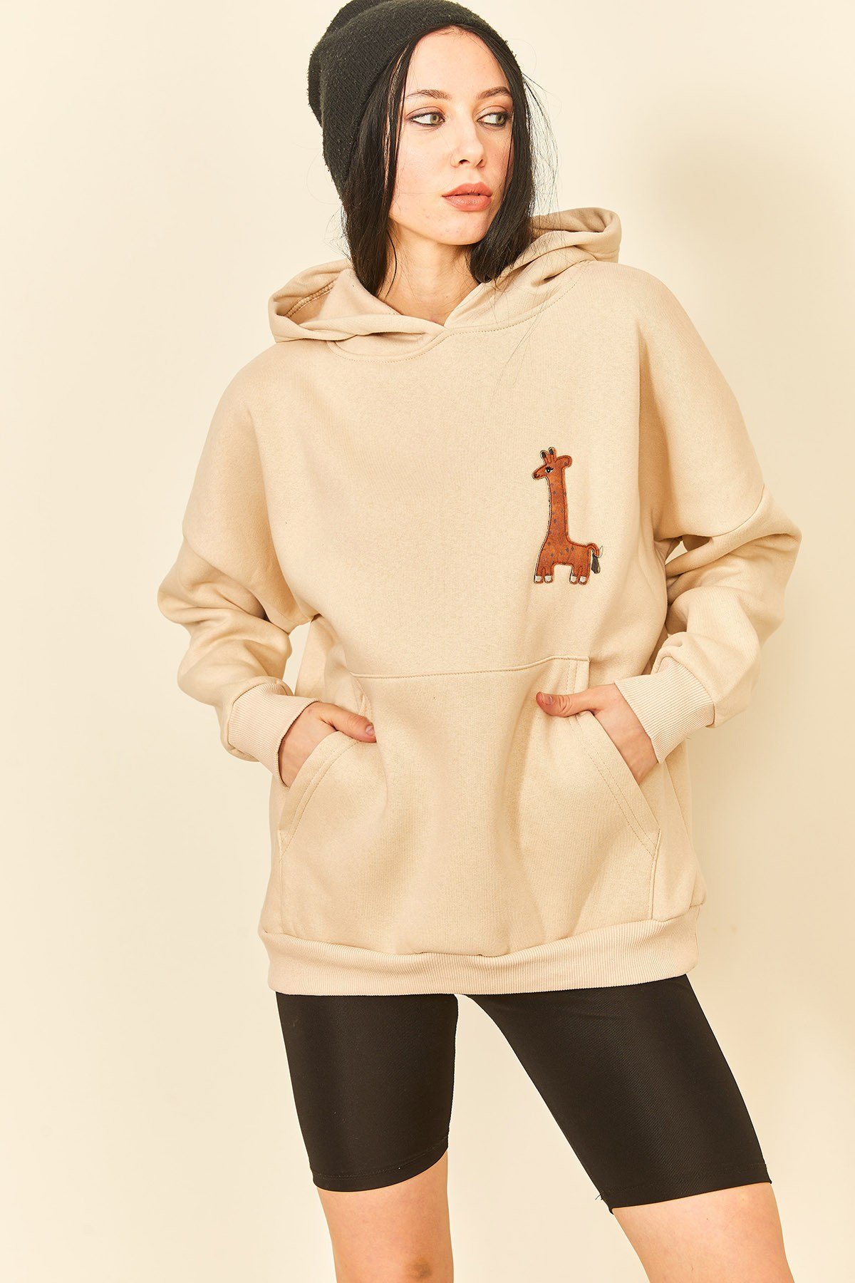 Siyah Nakış Detaylı Üç İplik Kadın Sweatshirt
