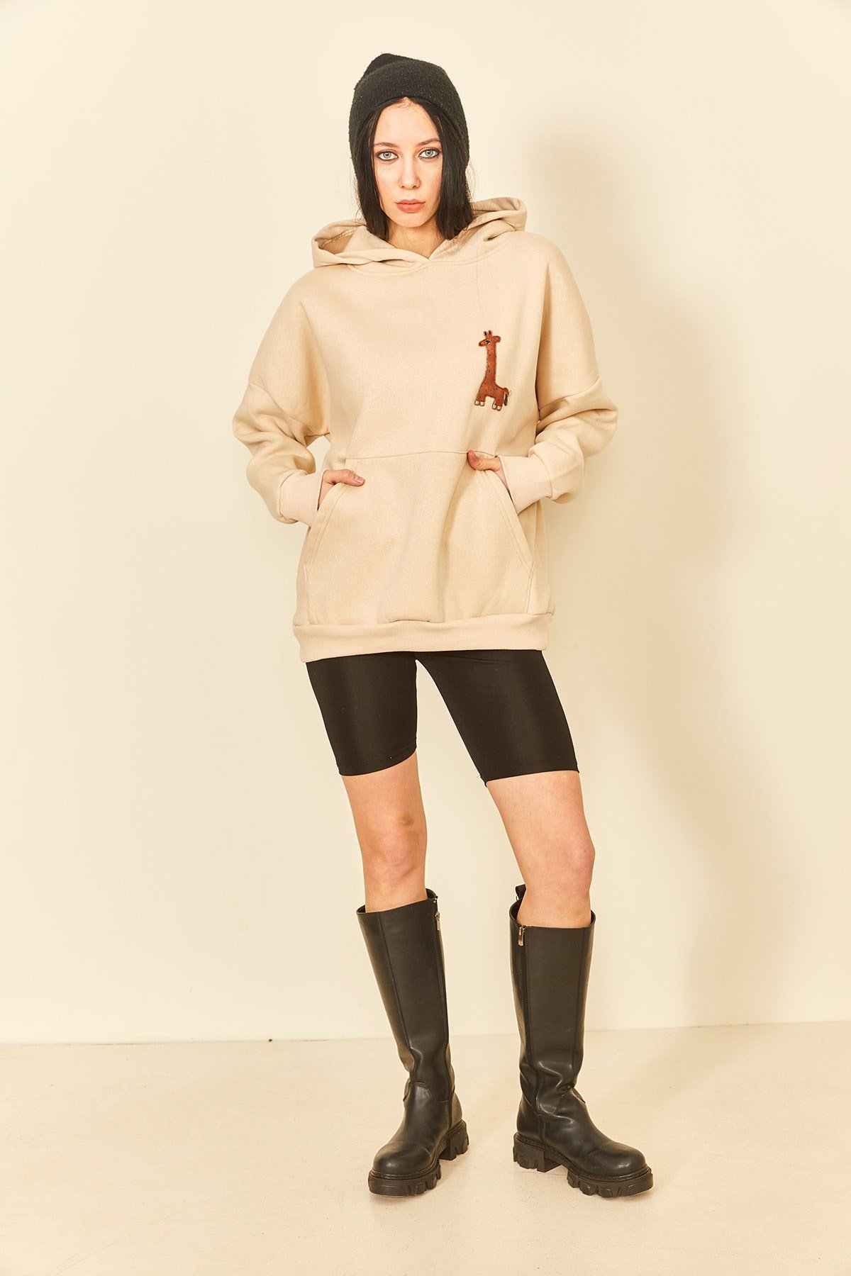 Siyah Nakış Detaylı Üç İplik Kadın Sweatshirt