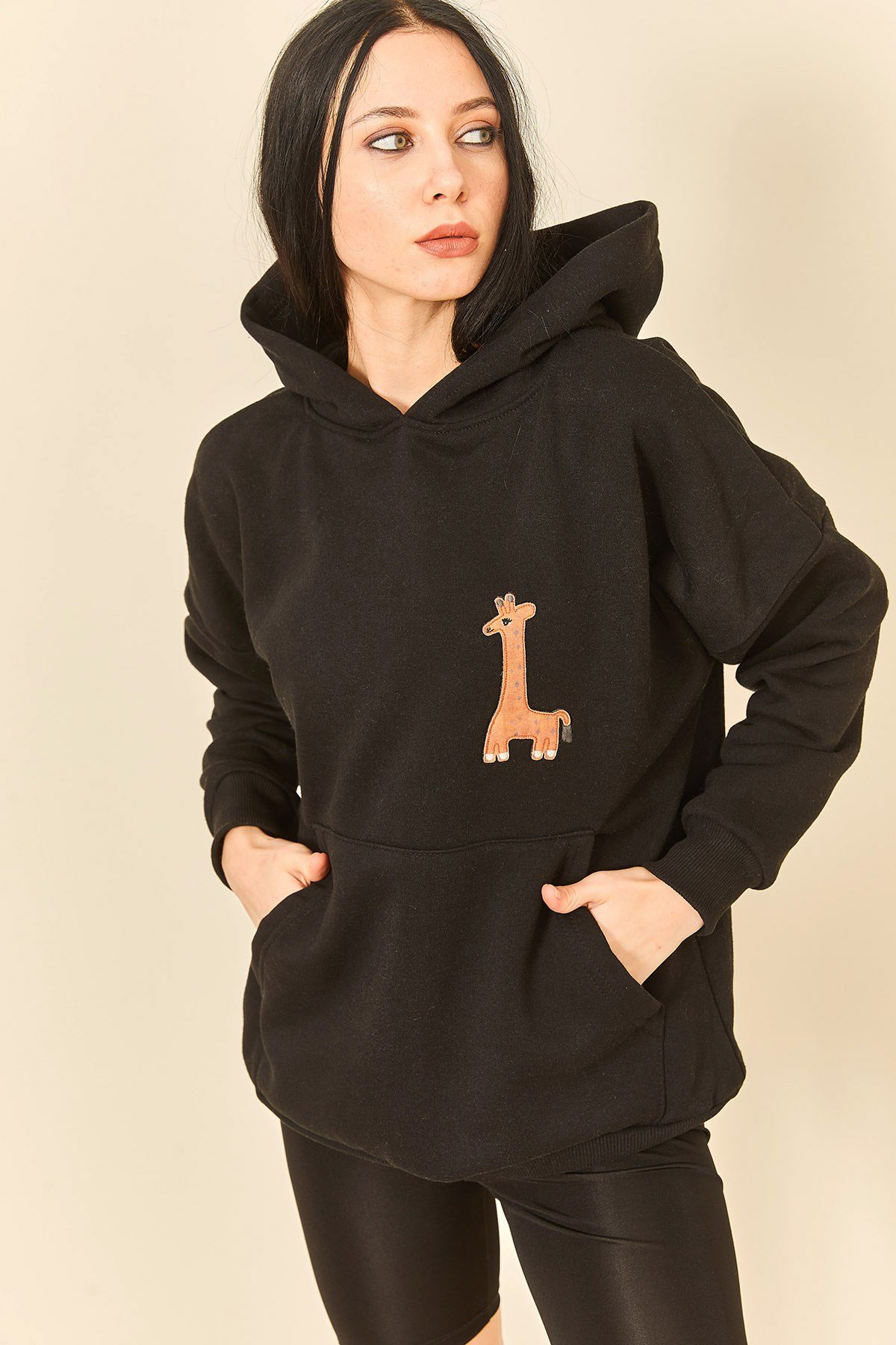 Siyah Nakış Detaylı Üç İplik Kadın Sweatshirt