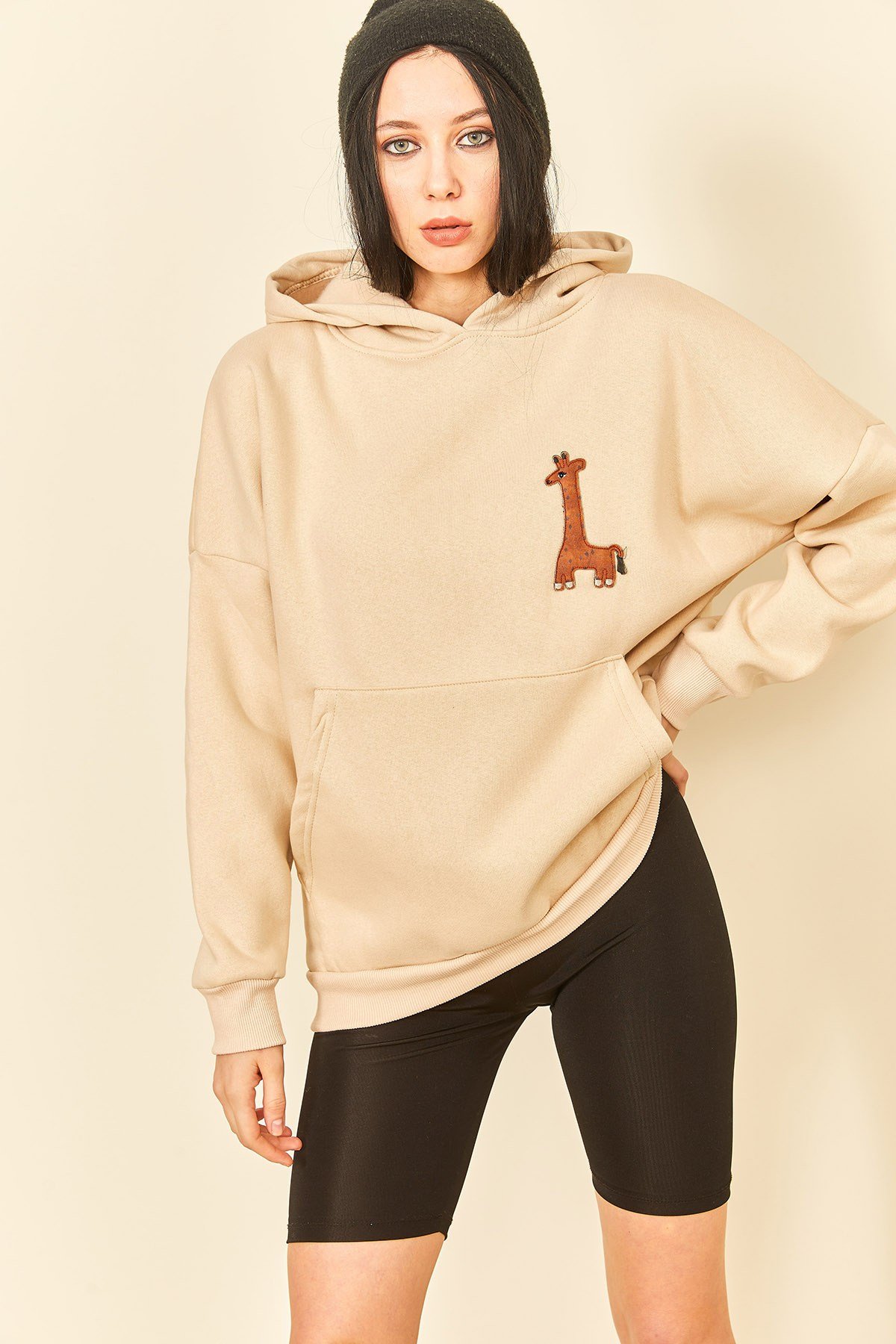 Siyah Nakış Detaylı Üç İplik Kadın Sweatshirt