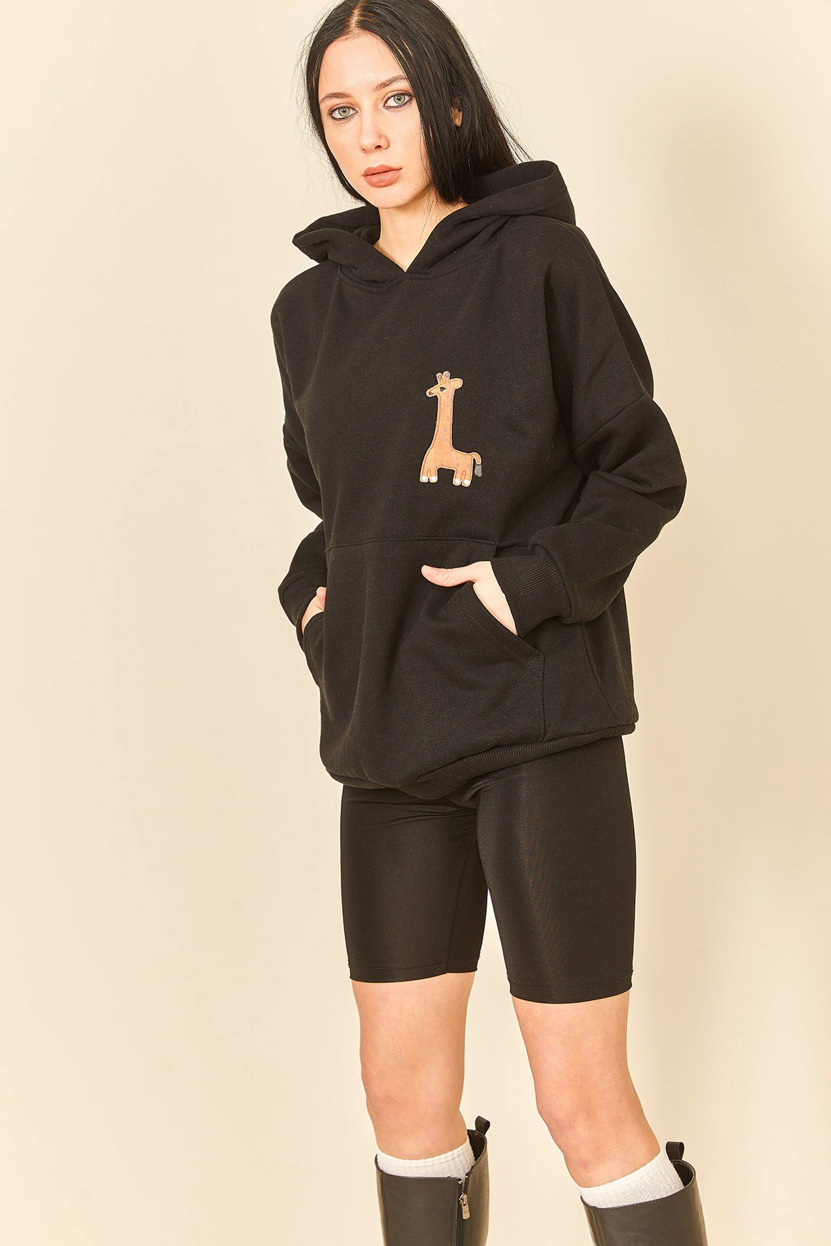 Siyah Nakış Detaylı Üç İplik Kadın Sweatshirt