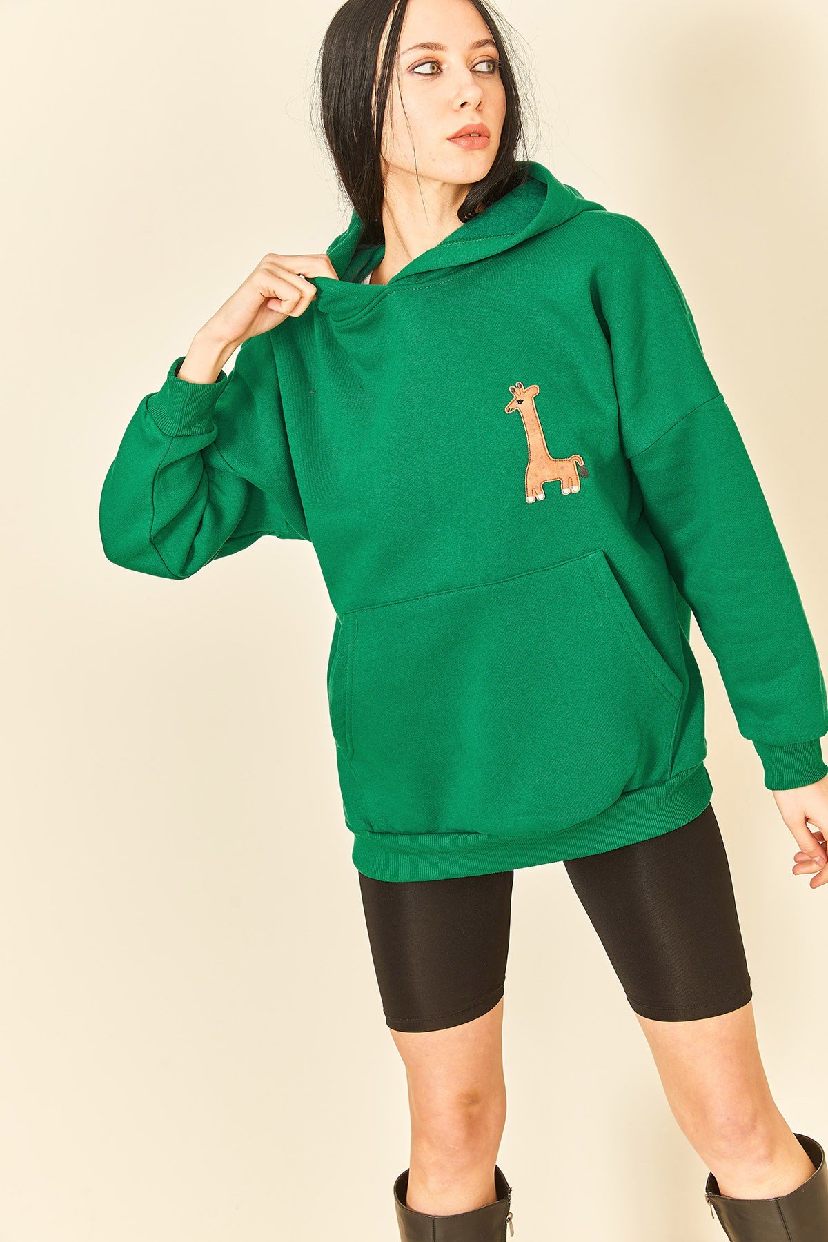 Siyah Nakış Detaylı Üç İplik Kadın Sweatshirt