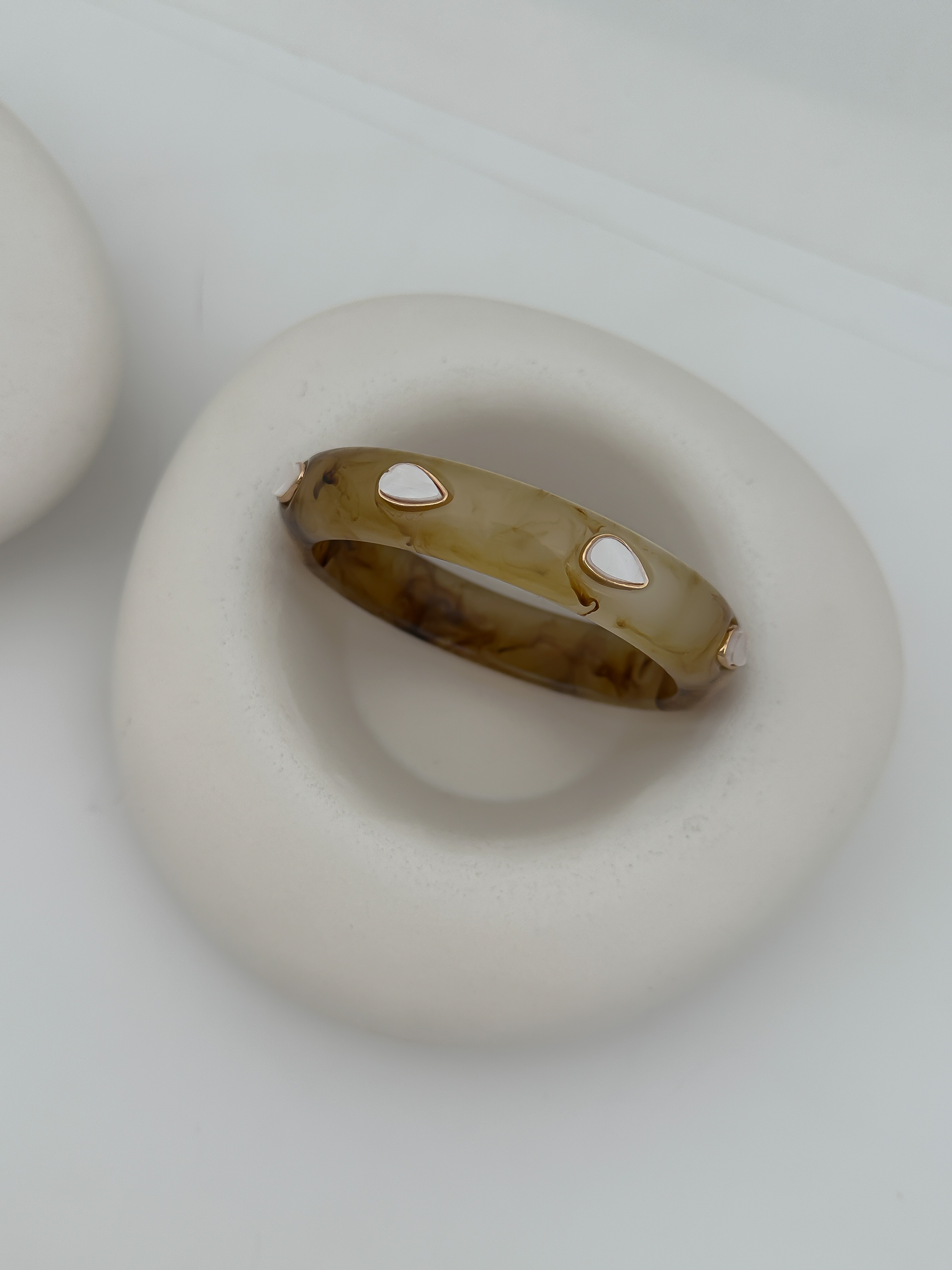 Açık Kahve Renk Hareli Bej Damla Taş Detay Kelepçe Bileklik (6.5 Cm)