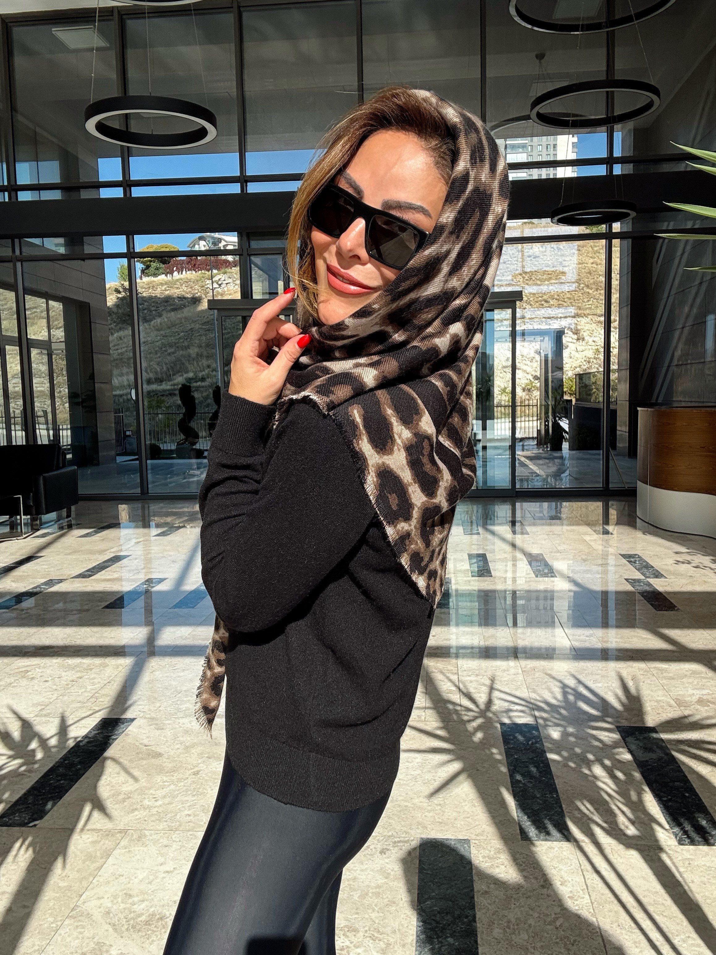 Bej Leopar Desen Kare Pamuklu Şal