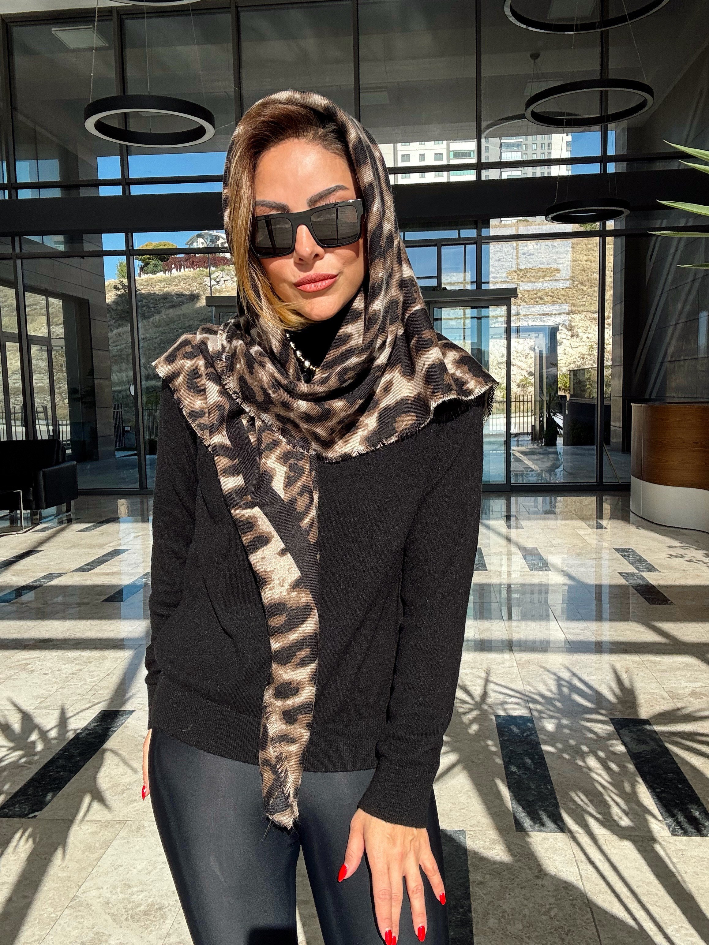 Bej Leopar Desen Kare Pamuklu Şal