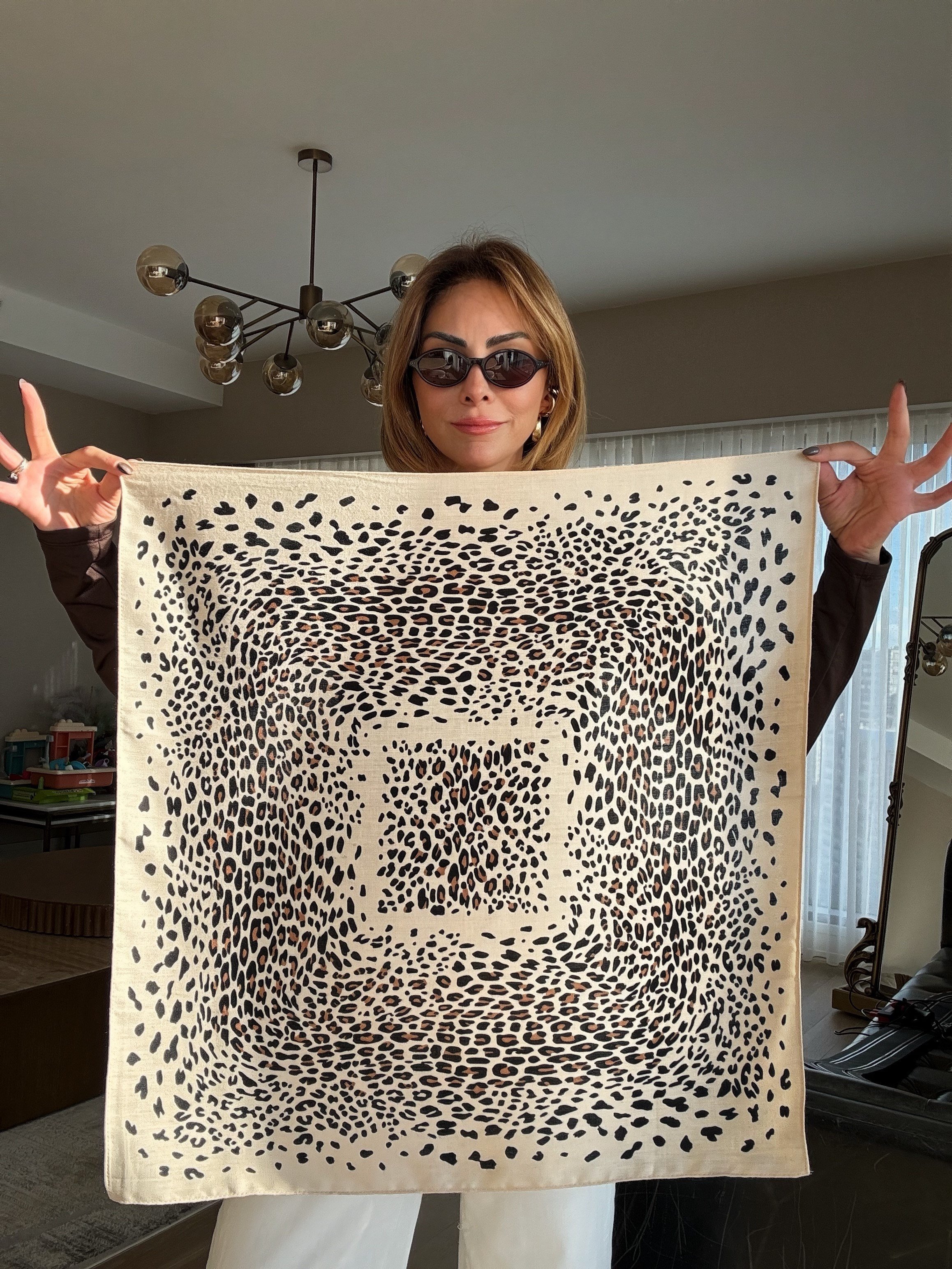 Bej Leopar Desen Pamuklu Fular ( 70*70 )