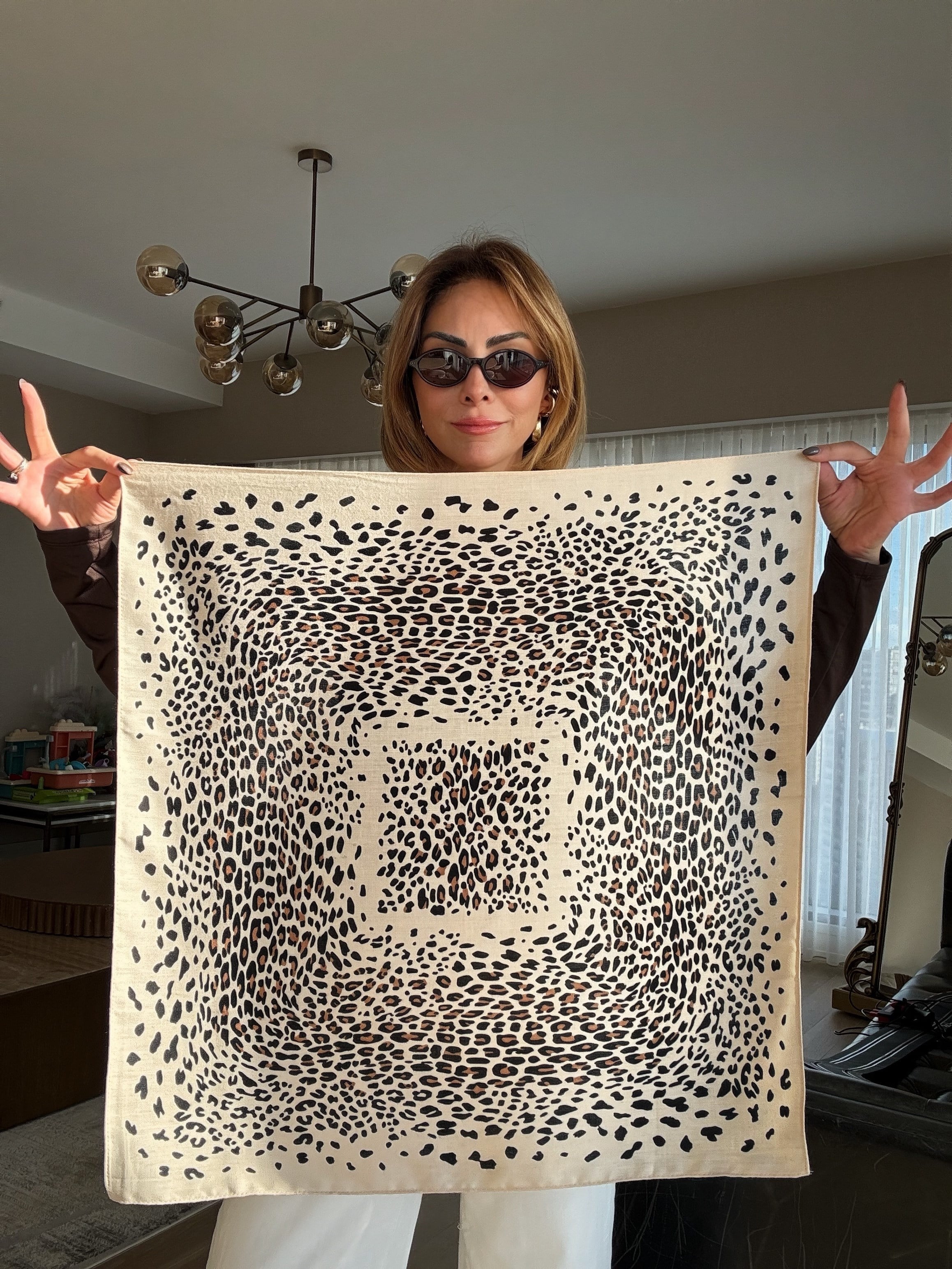 Bej Leopar Desen Pamuklu Fular ( 70*70 )