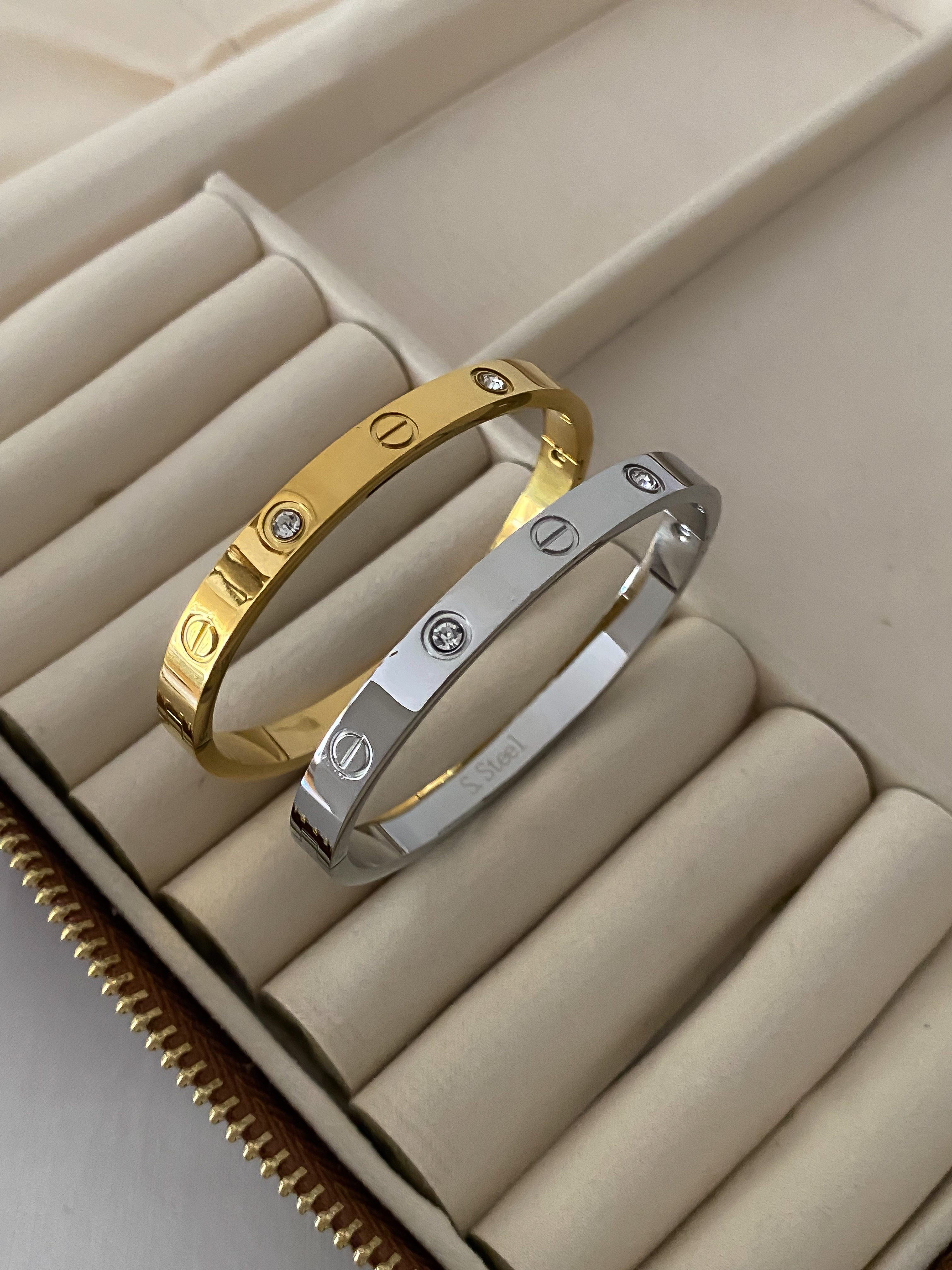 Çelik Bebe Boy Kalın Mini Taşlı Marka Bileklik