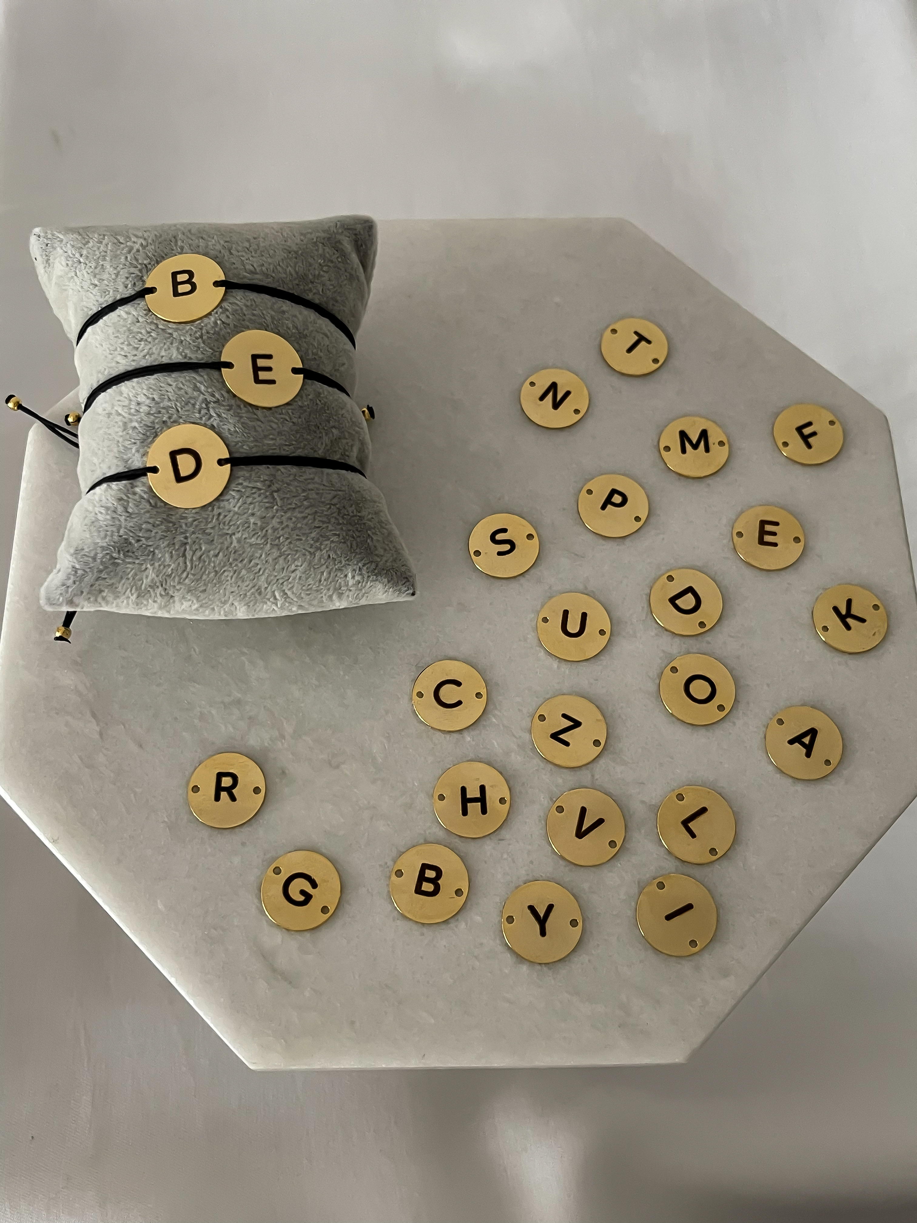 Daire Plaka Siyah İpte Asansörlü Harf Bileklik