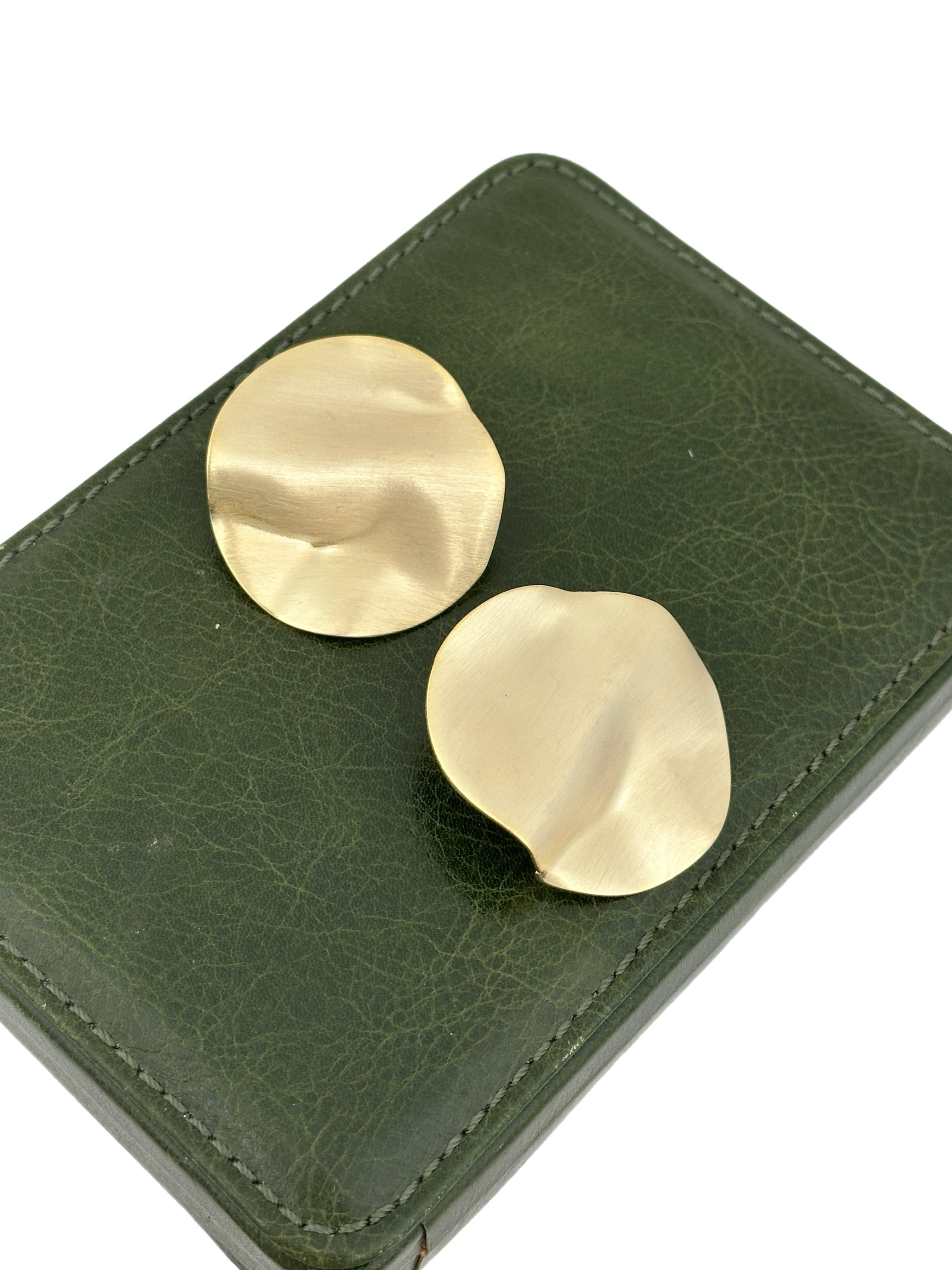 Gold Asimetrik Kıvrımlı Plaka Küpe