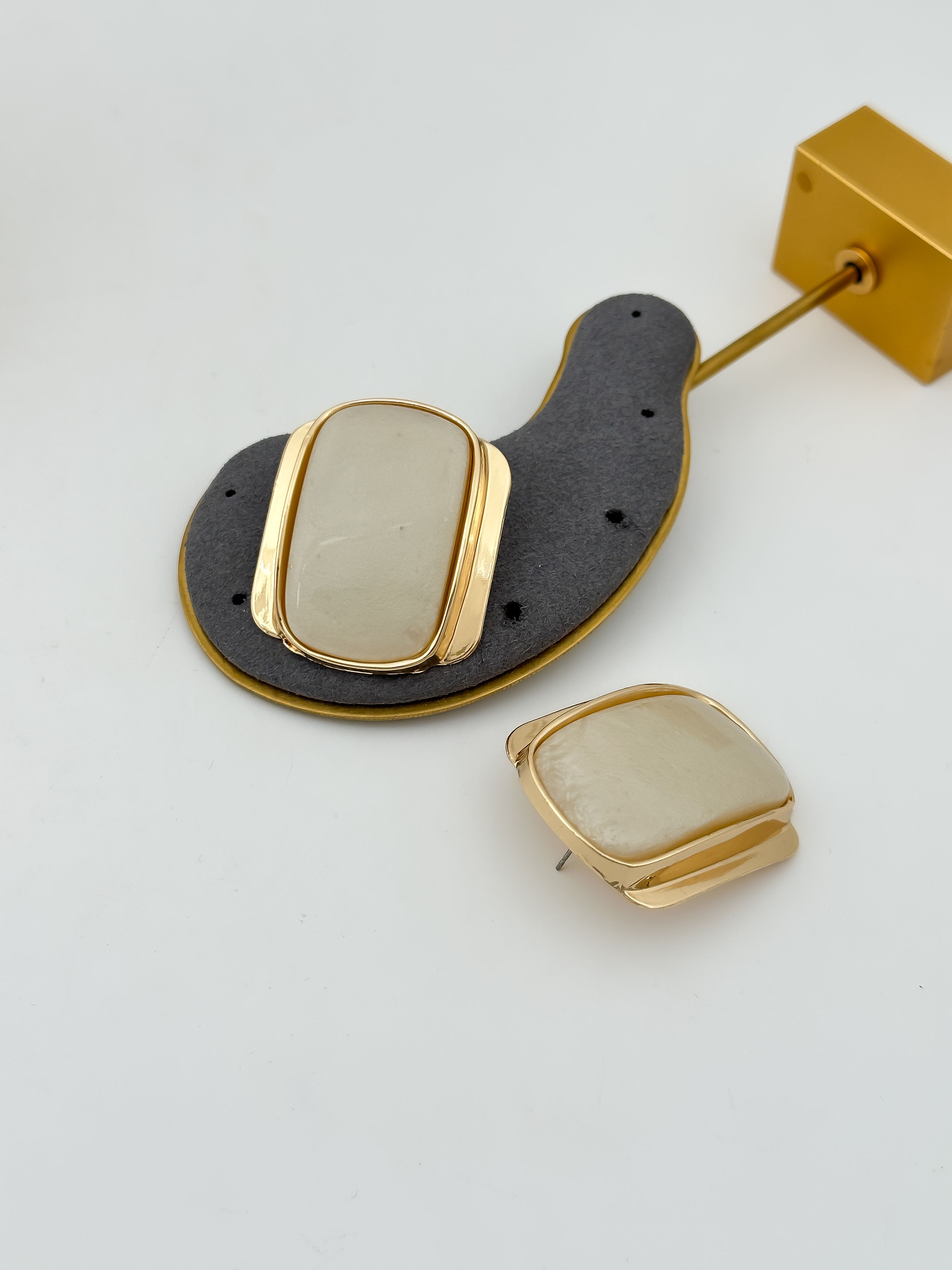 Gold Dikdörtgen Plaka Üzeri Sedef Küpe
