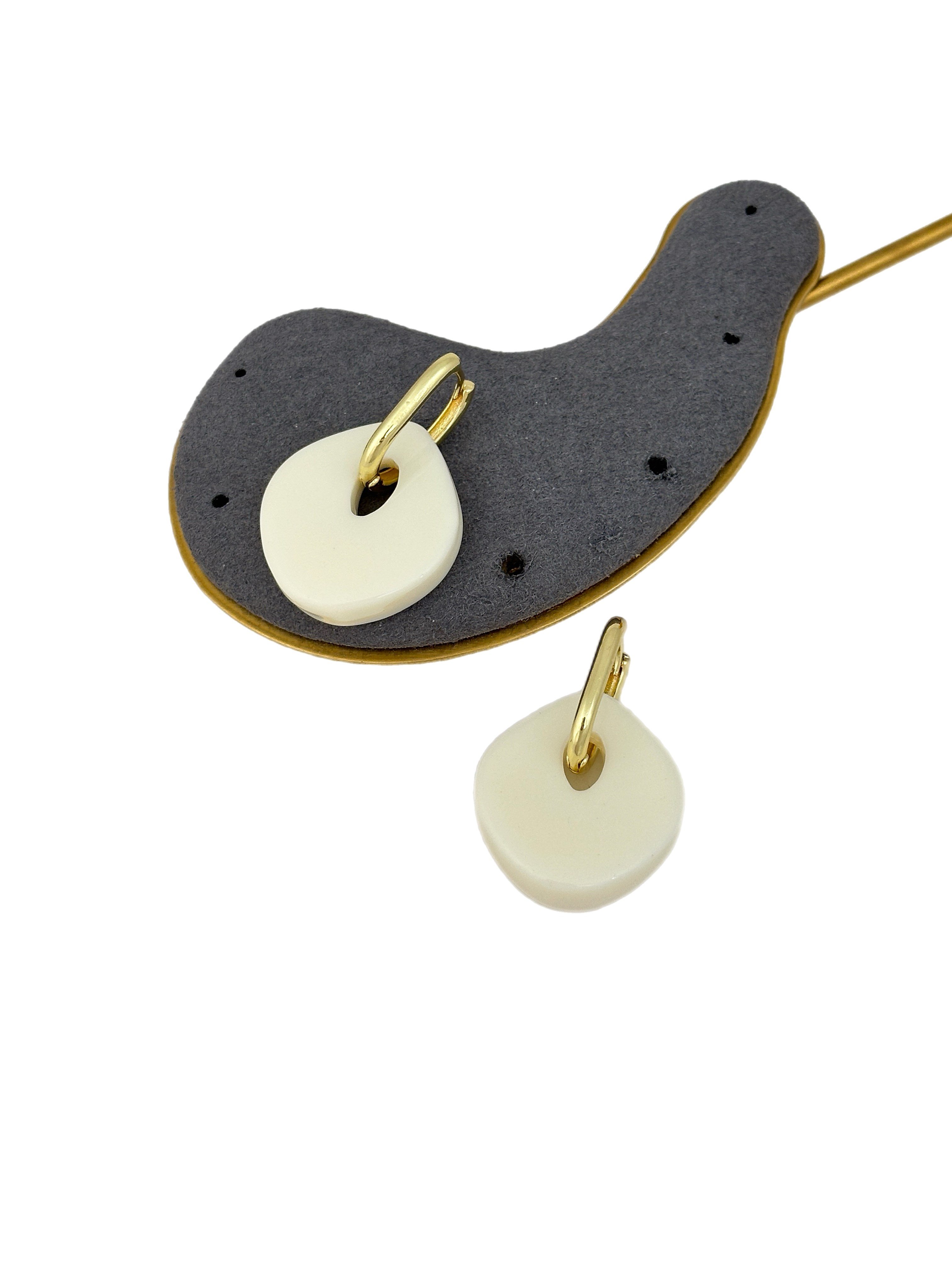 Gold Oval Halkada Asimetrik Krem Pleksi Sallantılı Küpe