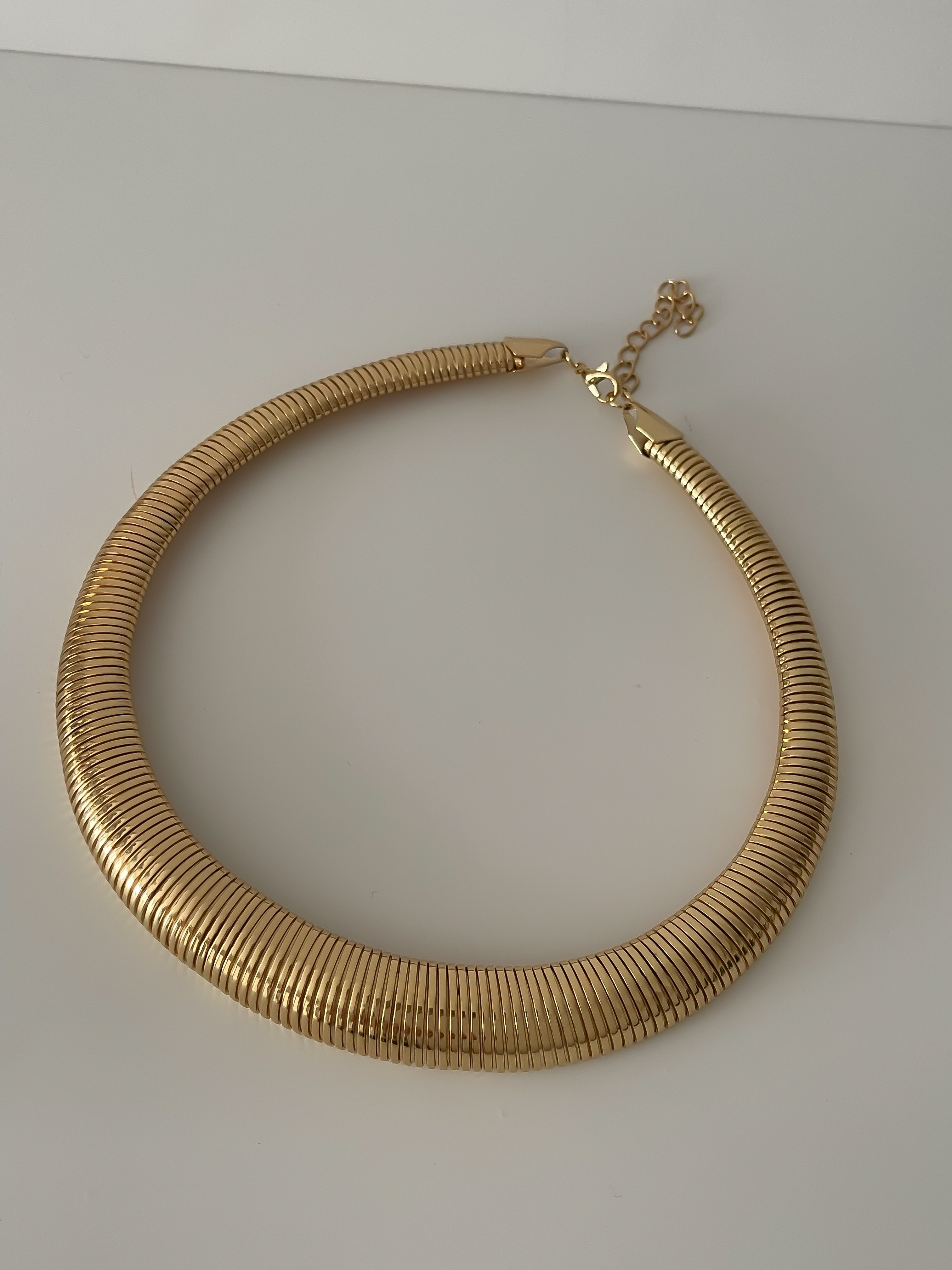 Gold Tırtık Plaka Bombeli Choker Kolye