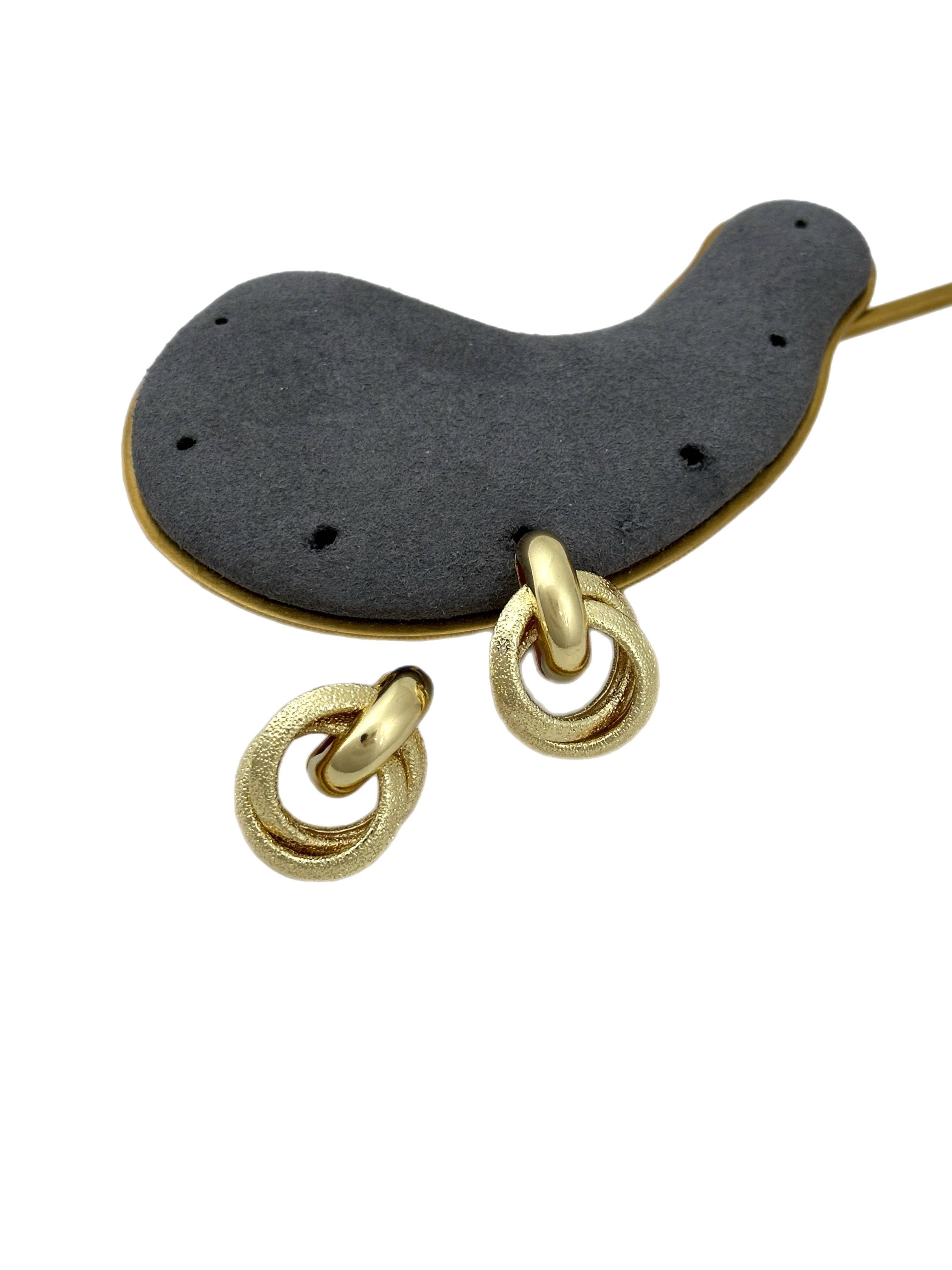 Gold Tırtıklı İç İçe Geçmeli Vintage Küpe