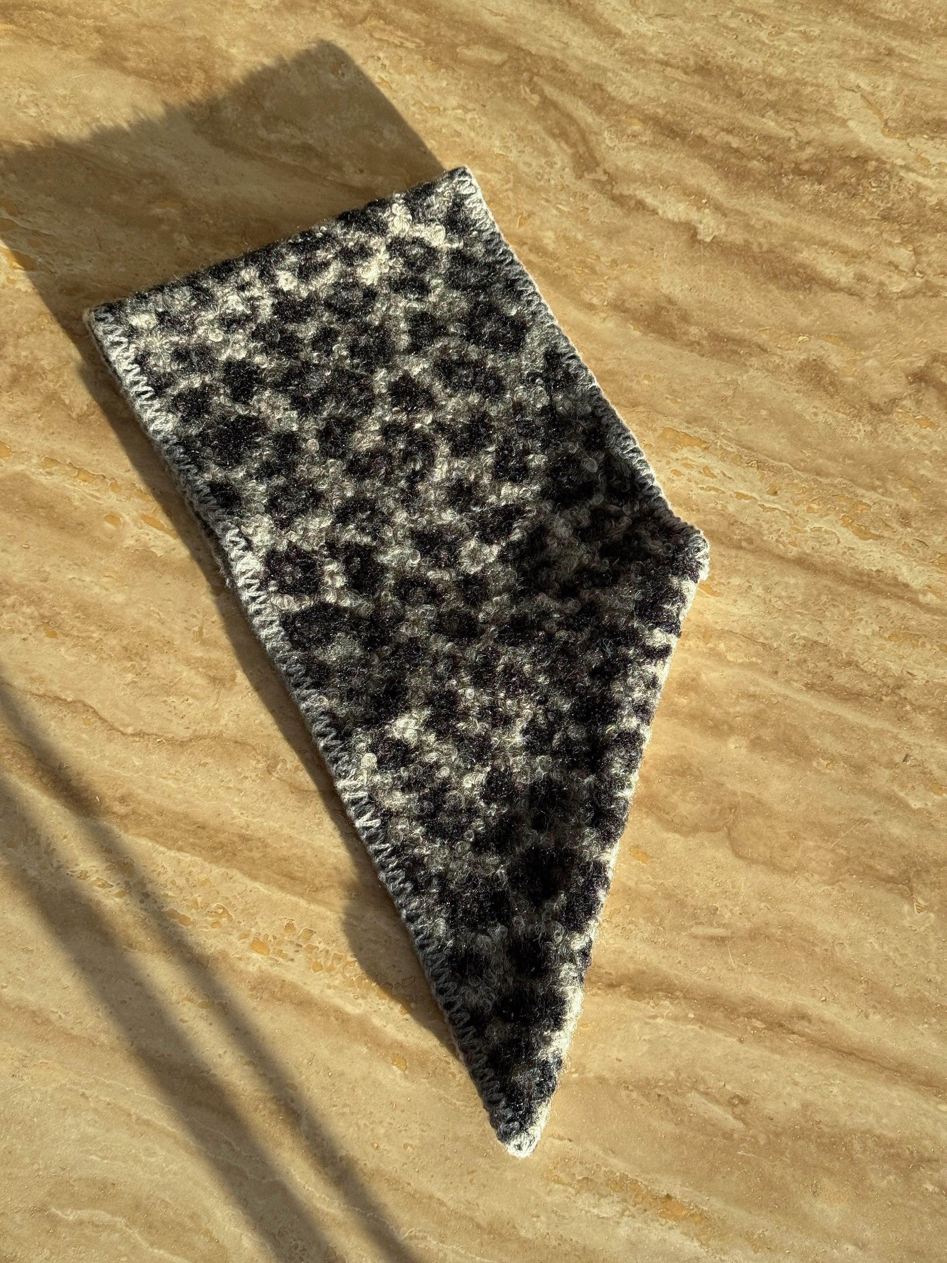 Gri Leopar Desenli Triko Boyunluk