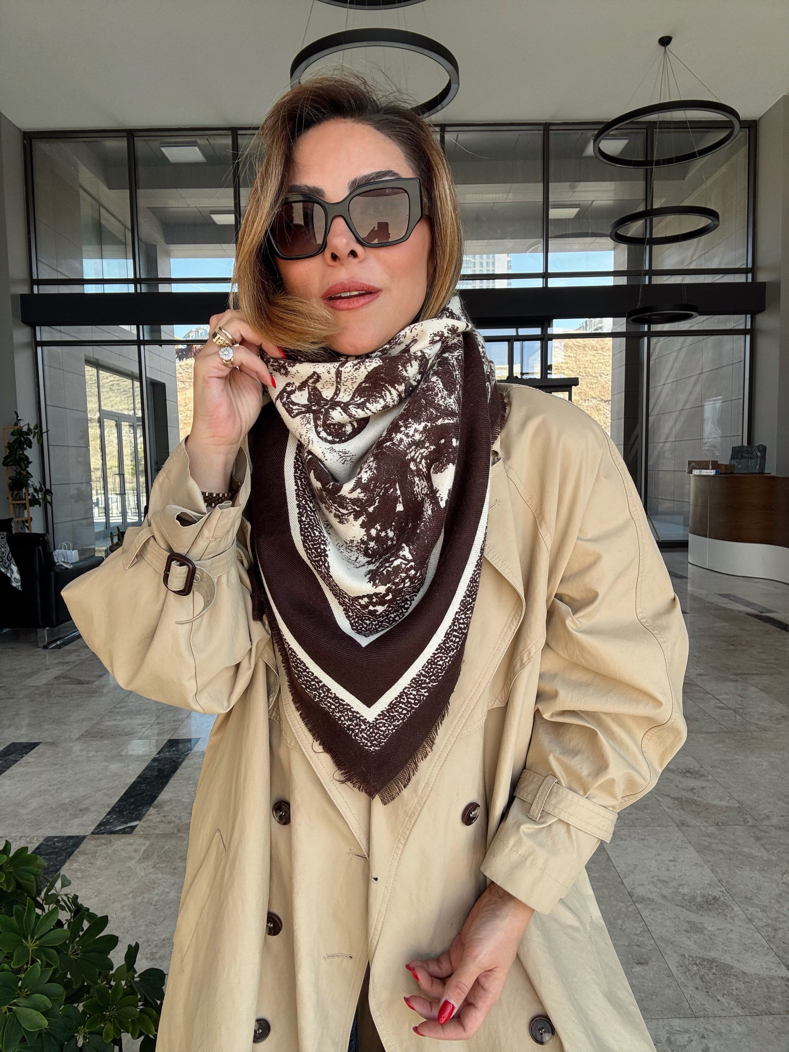 Kahverengi Animal Desenli Kare Pamuklu Şal