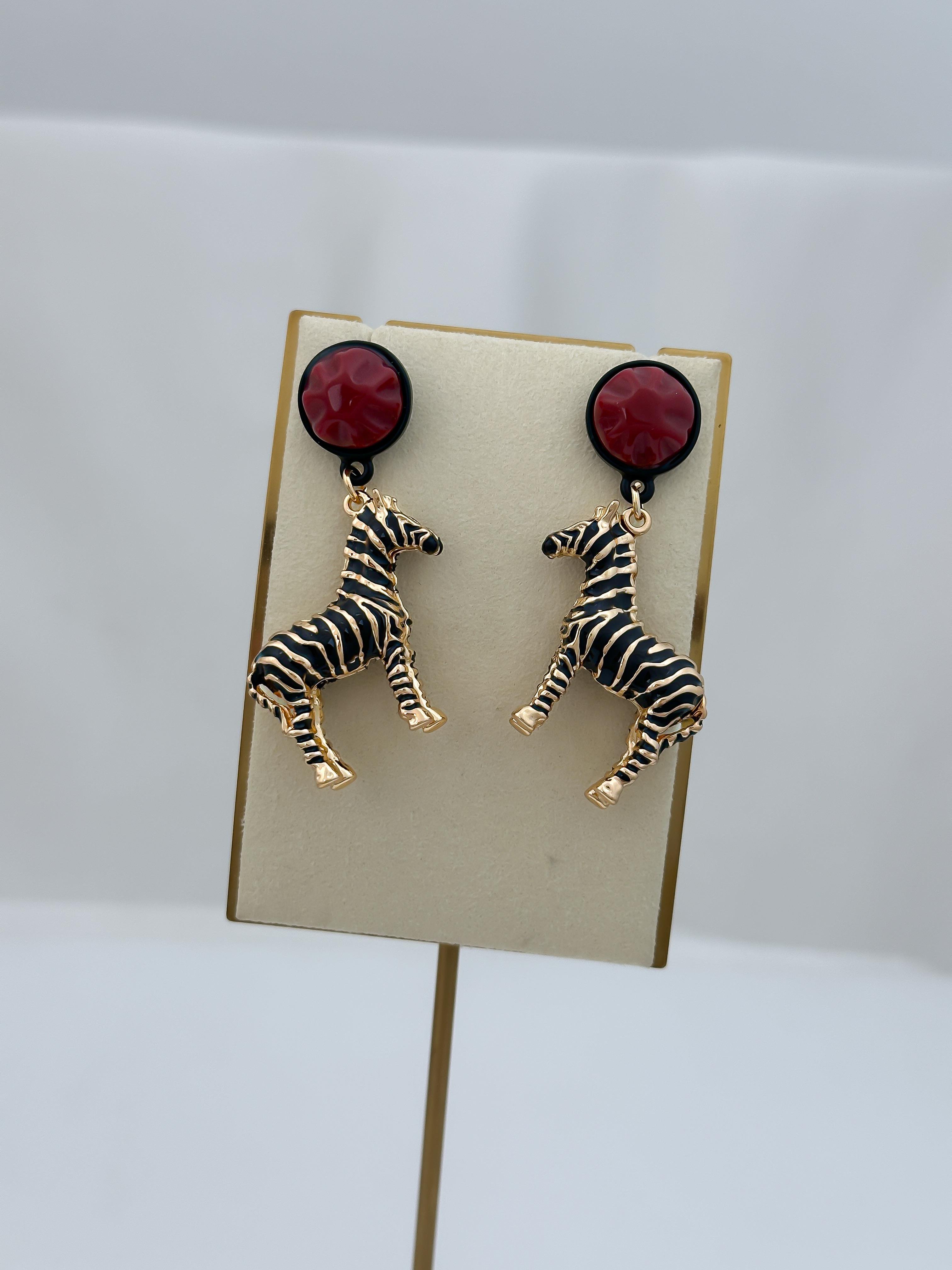 Kırmızı Daire Taş Sallantılı Zebra Figür Marka Model Küpe