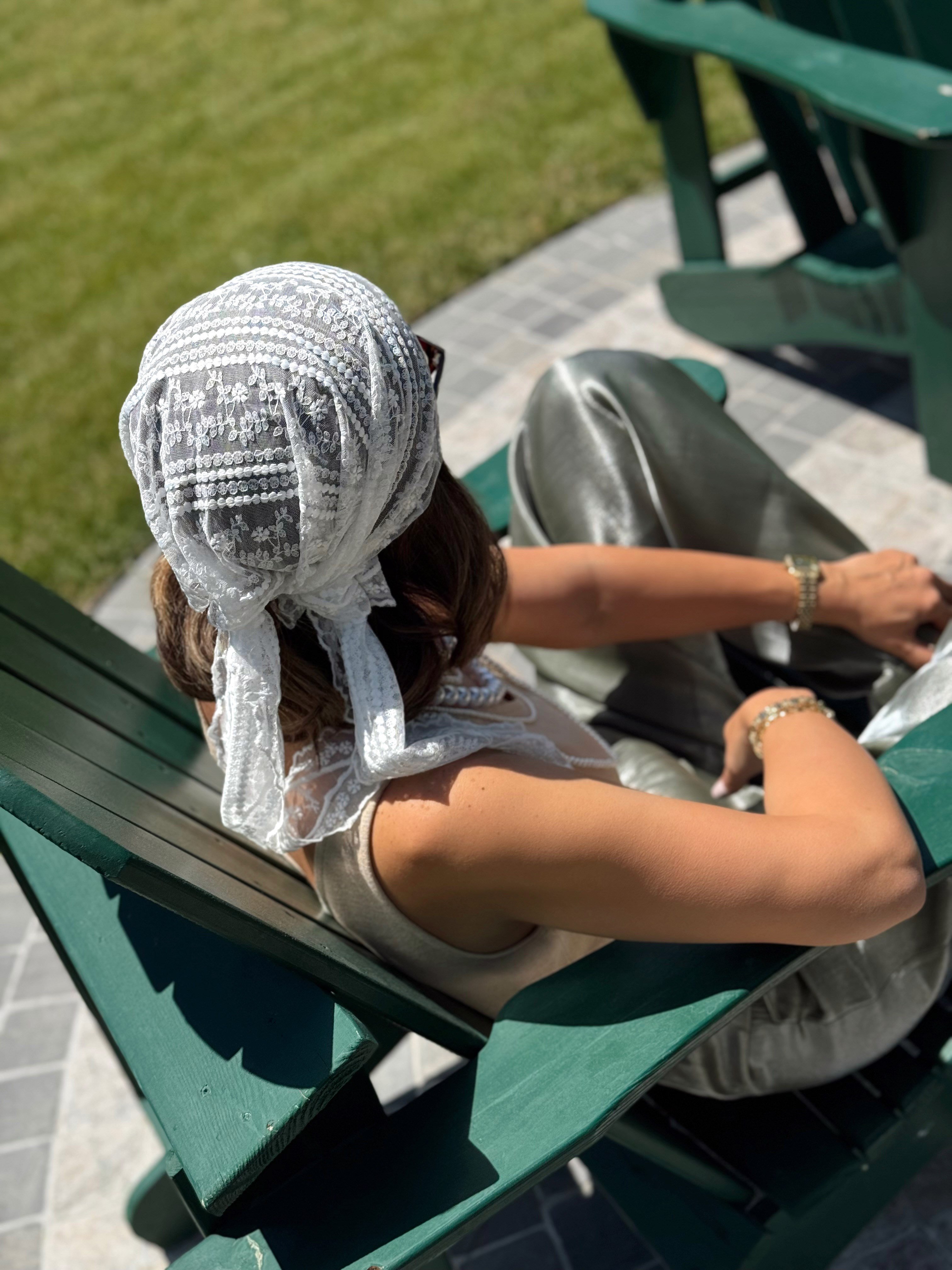 Nokta Detay Çoklu Çiçek Figür Uzun Model Dantel Üçgen Bandana & Fular