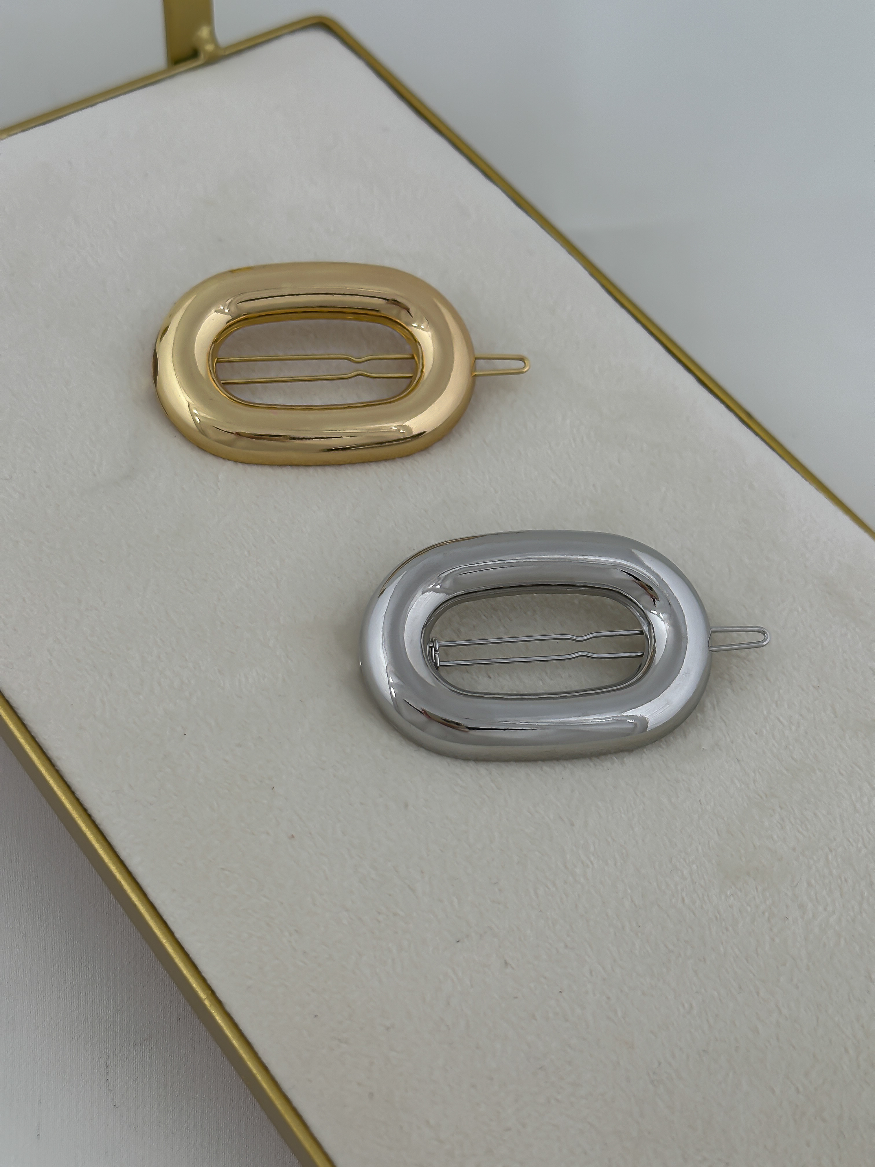 Oval Bombeli Klipsli Toka.