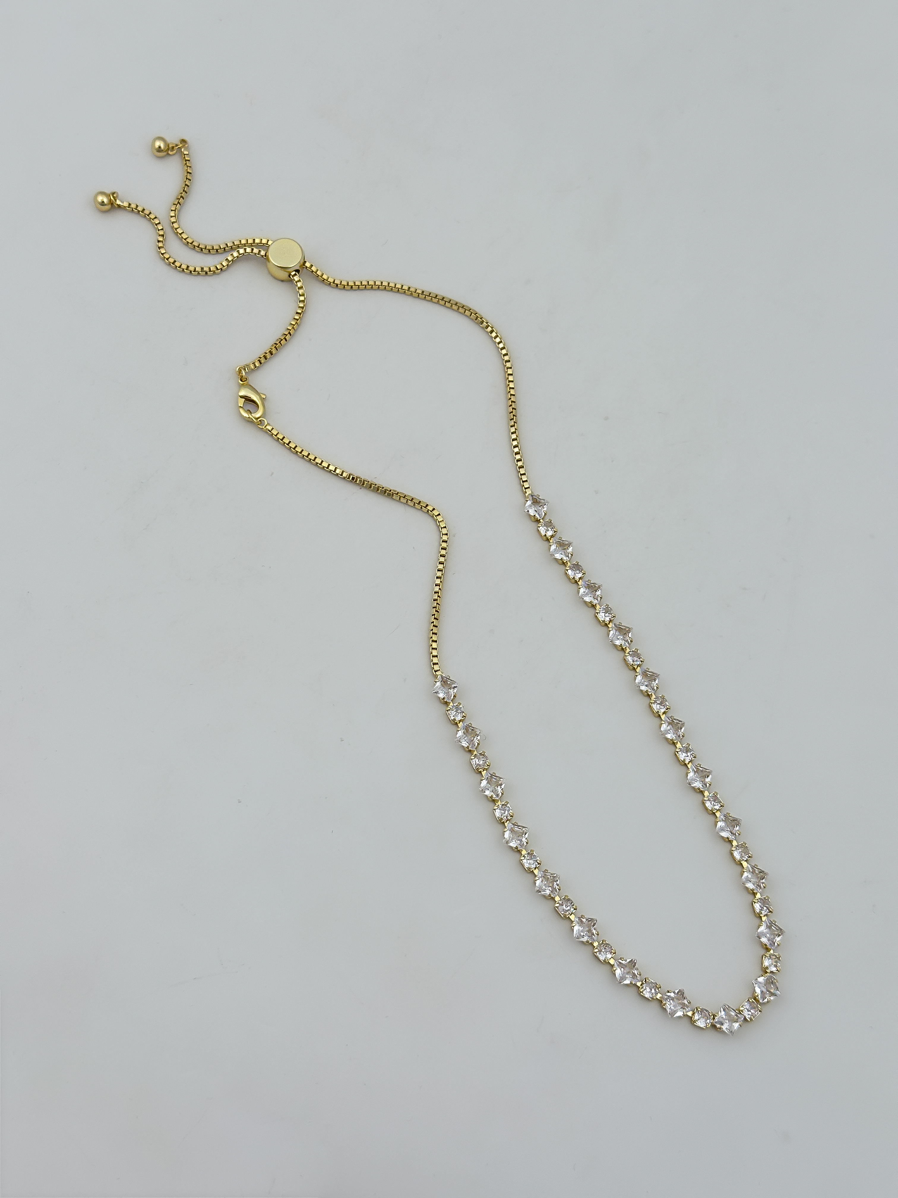 Özel Seri Asimetrik Büyüklü Küçüklü Kare Zirkon Taş Sıralı Asansör Detay Choker Kolye (47 Cm)